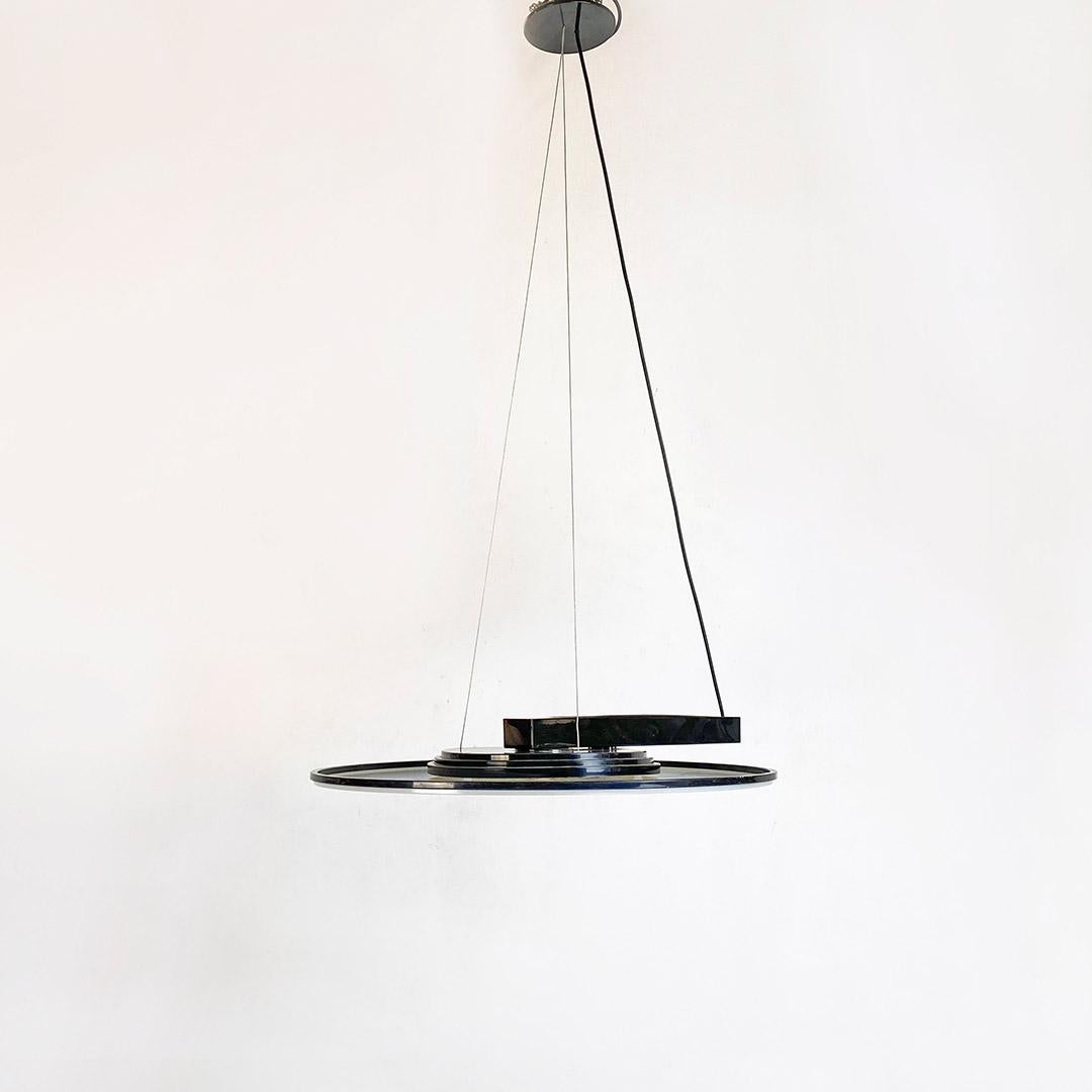 Italian post modern white and black plastic Diskos chandelier by Giovanni Offredi for Sirrah, Imola, Italy, 1980s.
Diskos model chandelier with opaque white plastic diffuser and black border with central upper part of the disk containing the bulb