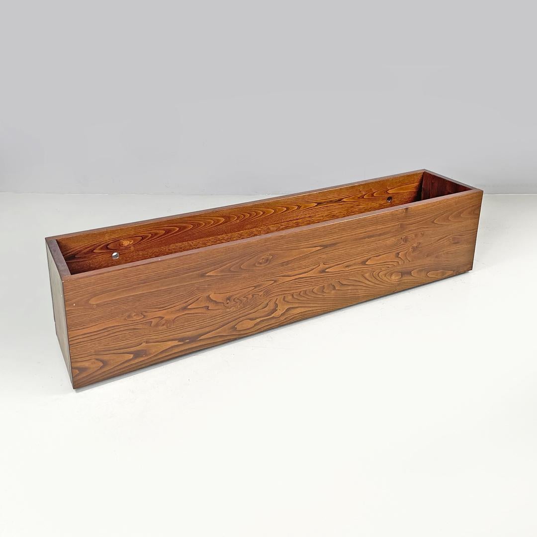 Italian post-modern elongated rectangular wooden planter with wheels, 1980s
Planter entirely made of wood with wheels. The structure has an elongated rectangular shape, on one side there are two holes. Inside the planter, at the base, there are two
