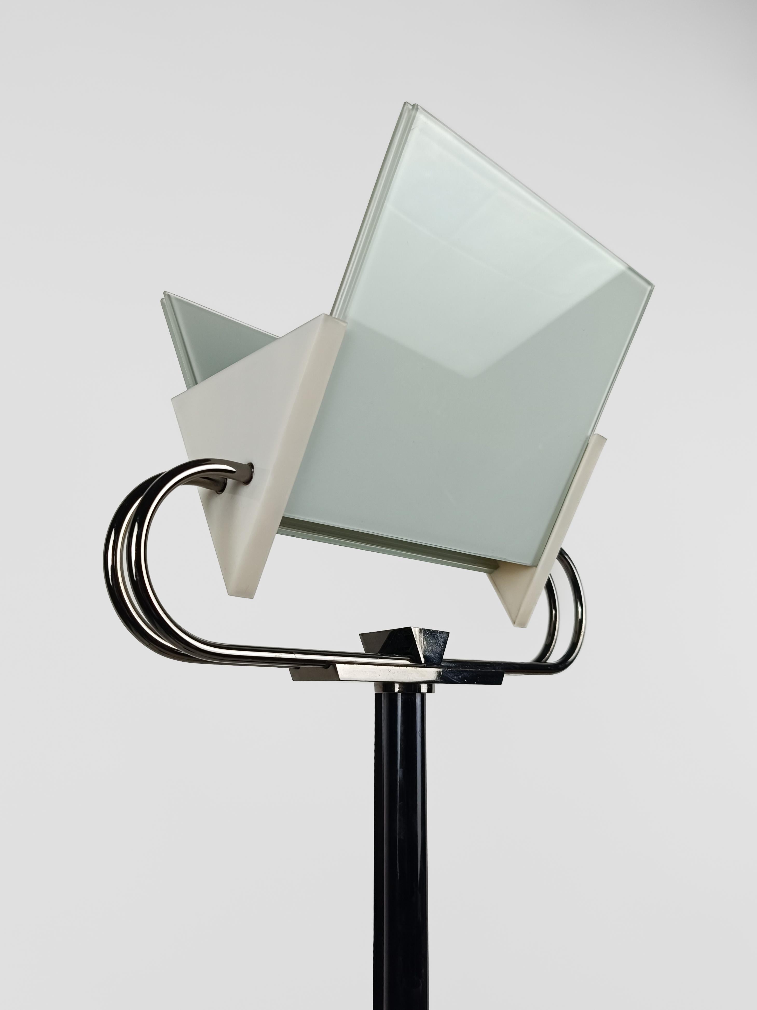 Italienische postmoderne Stehlampe, entworfen von Perry A. King & S. Mirand für Arteluce im Angebot 5