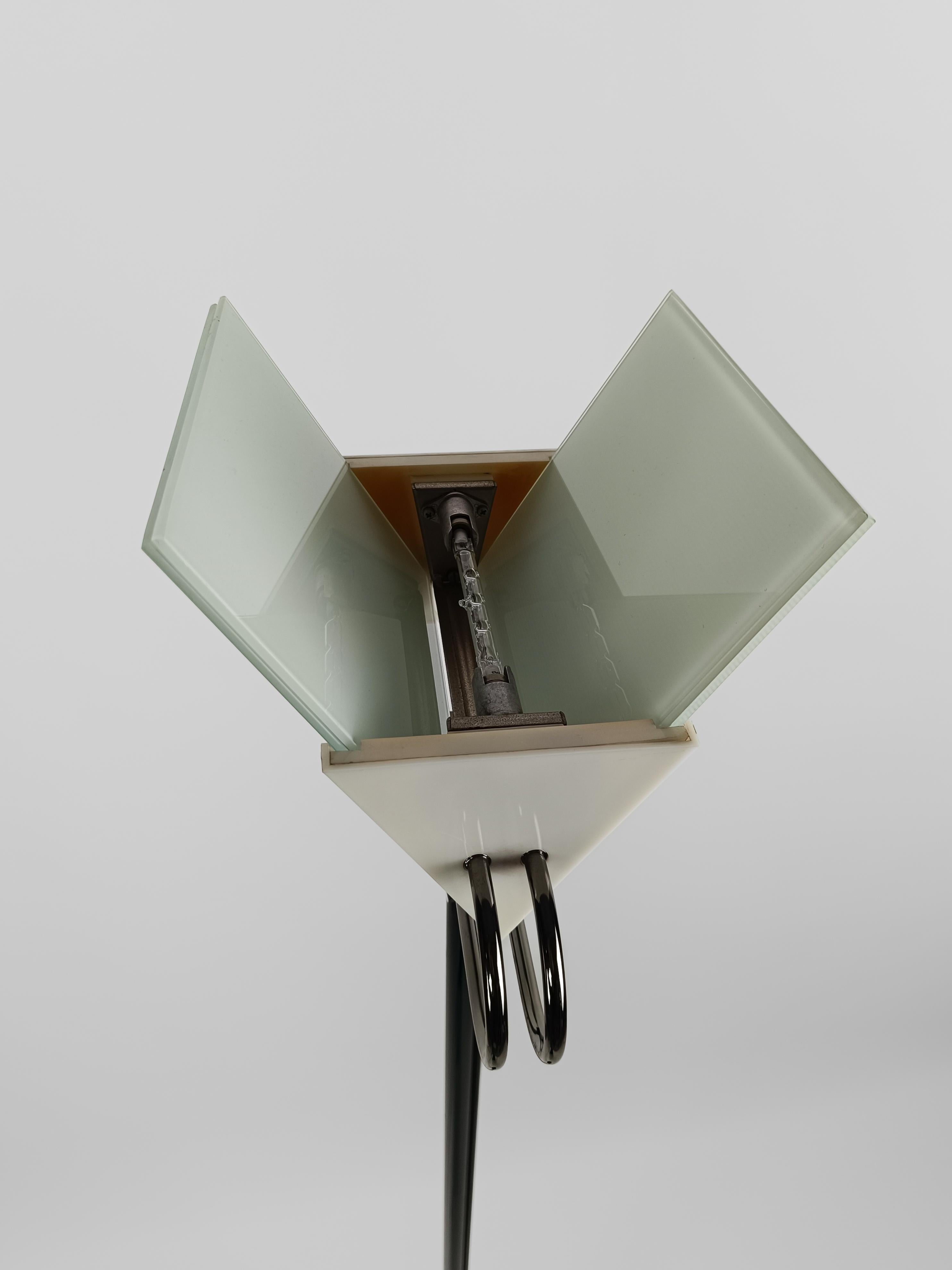 Italienische postmoderne Stehlampe, entworfen von Perry A. King & S. Mirand für Arteluce im Angebot 6