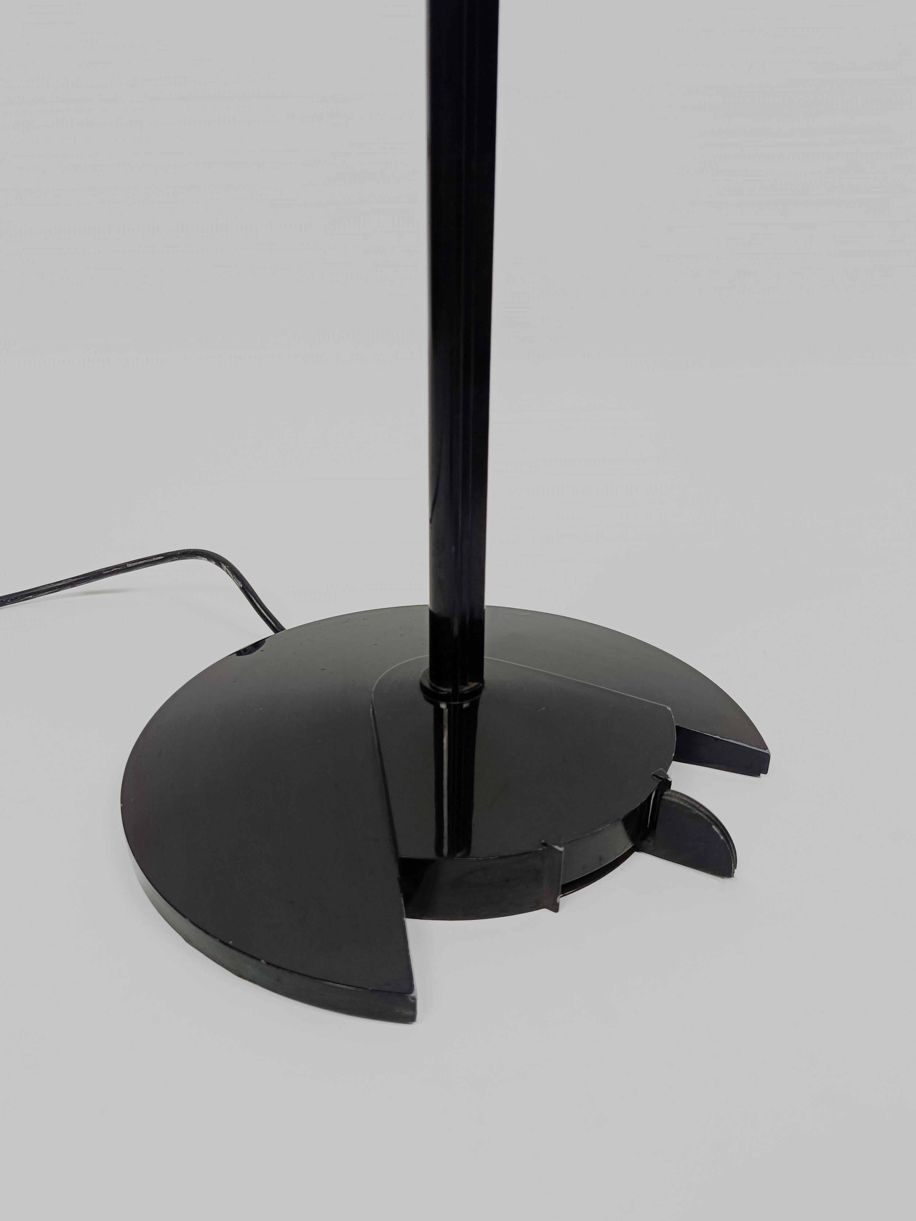 Italienische postmoderne Stehlampe, entworfen von Perry A. King & S. Mirand für Arteluce im Angebot 9