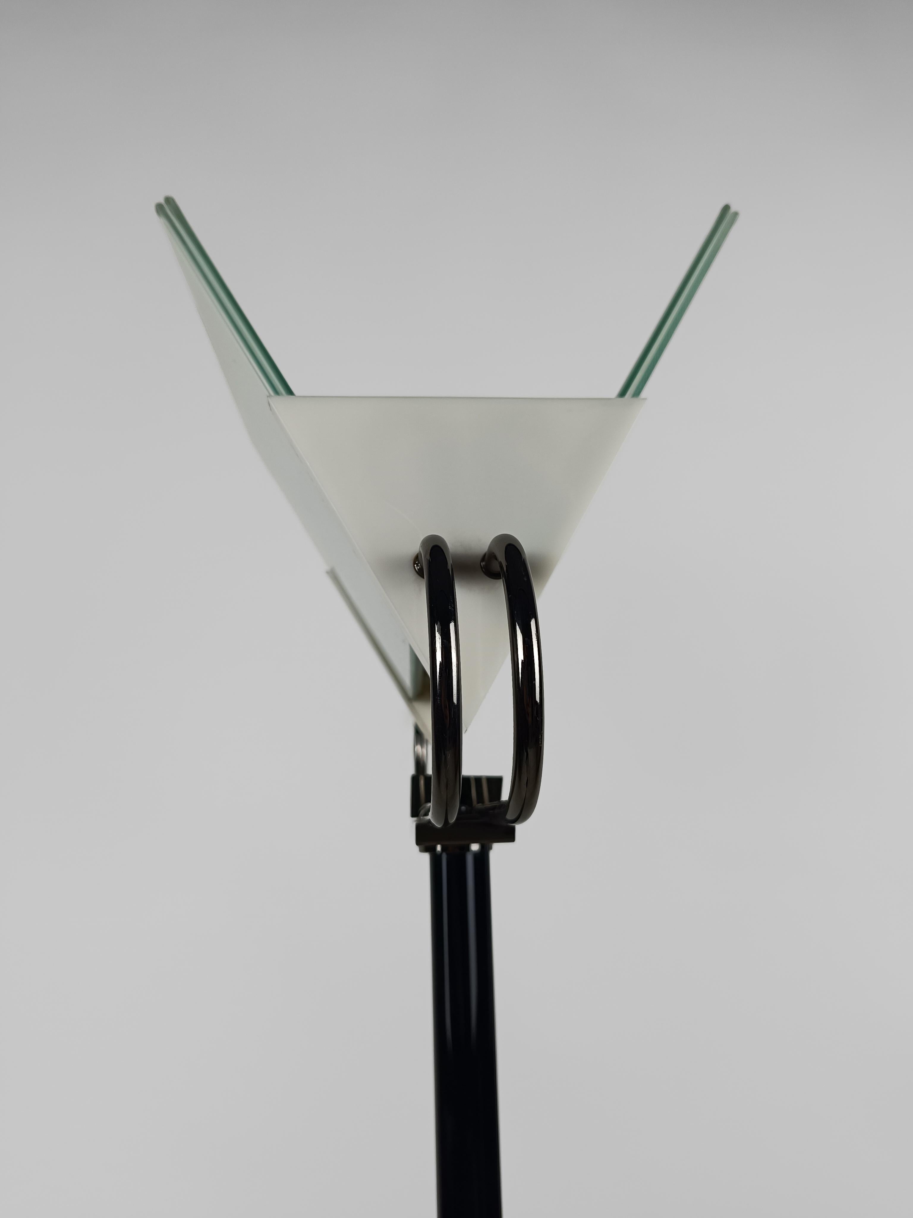 Italienische postmoderne Stehlampe, entworfen von Perry A. King & S. Mirand für Arteluce im Angebot 10