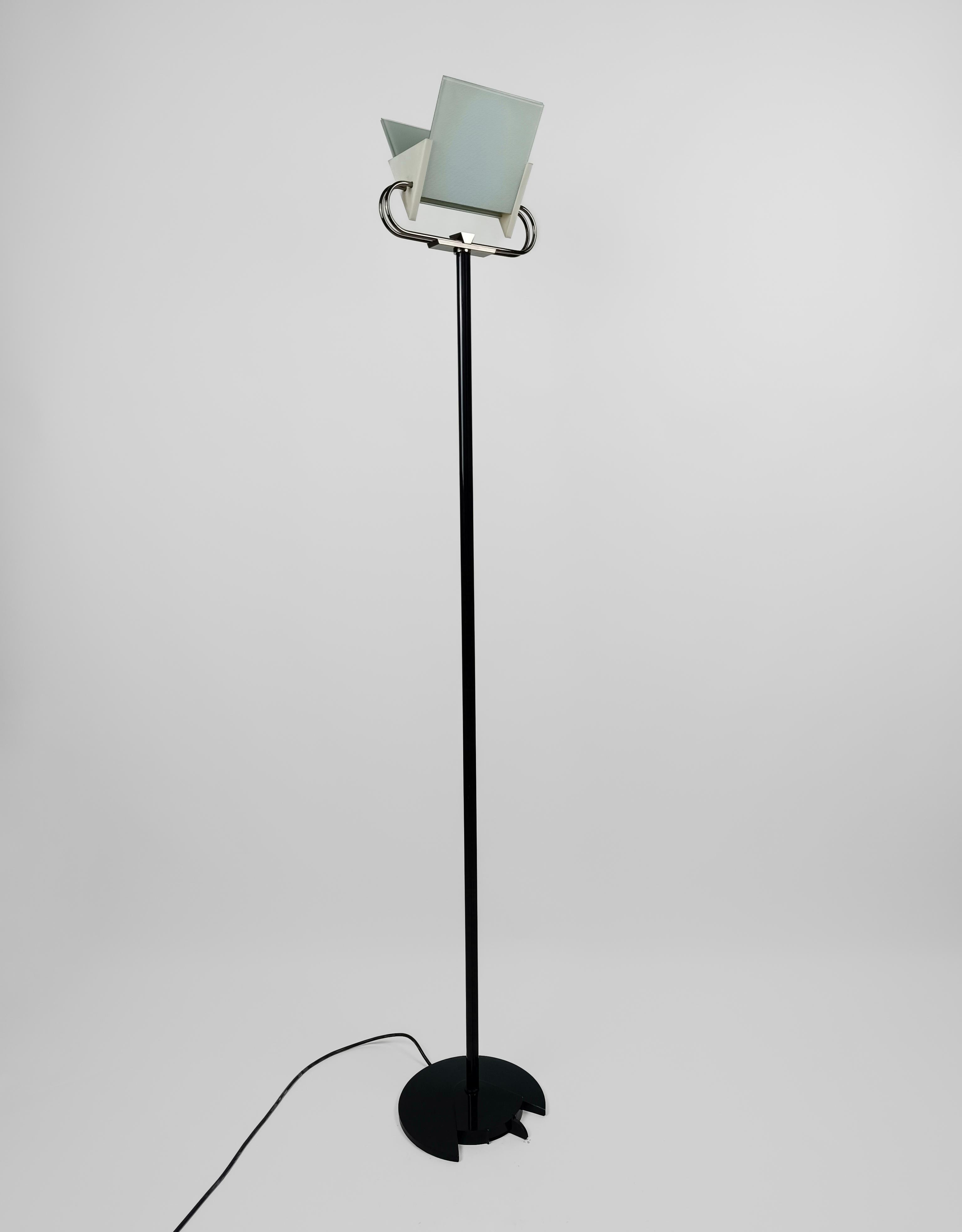 Eine postmoderne Stehleuchte mit viel Charme, hergestellt in Italien von der historischen Leuchtenfirma Arteluce, die 1939 von Gino Sarfatti gegründet wurde.
Diese in den 80er Jahren entworfene und produzierte Stehleuchte weist viele typische