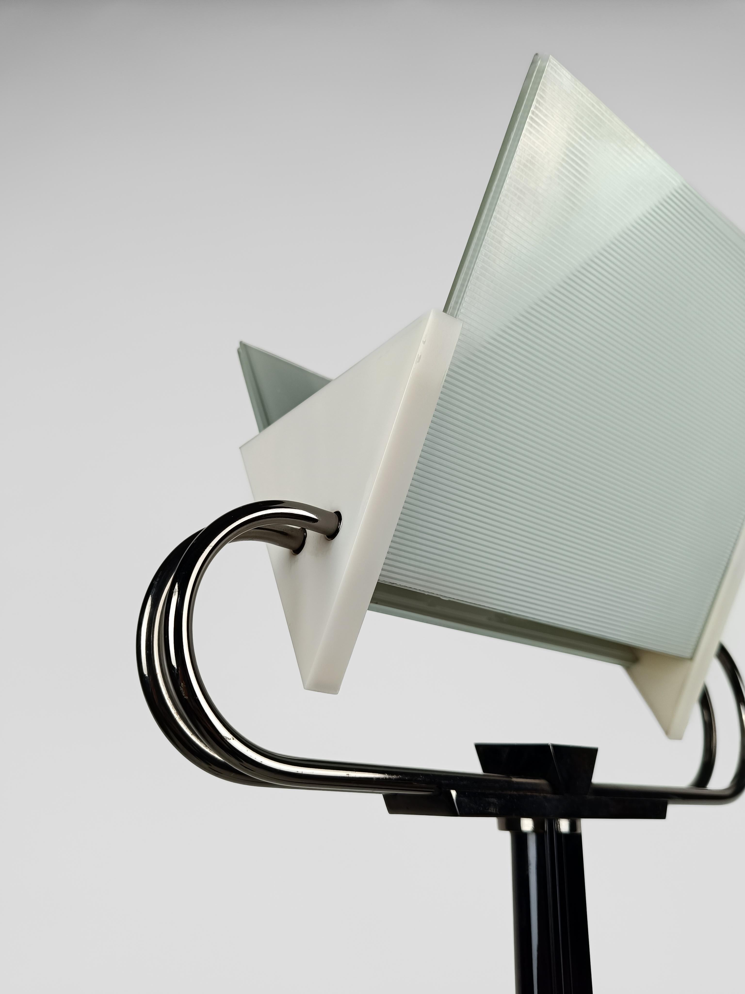 Italienische postmoderne Stehlampe, entworfen von Perry A. King & S. Mirand für Arteluce (Postmoderne) im Angebot