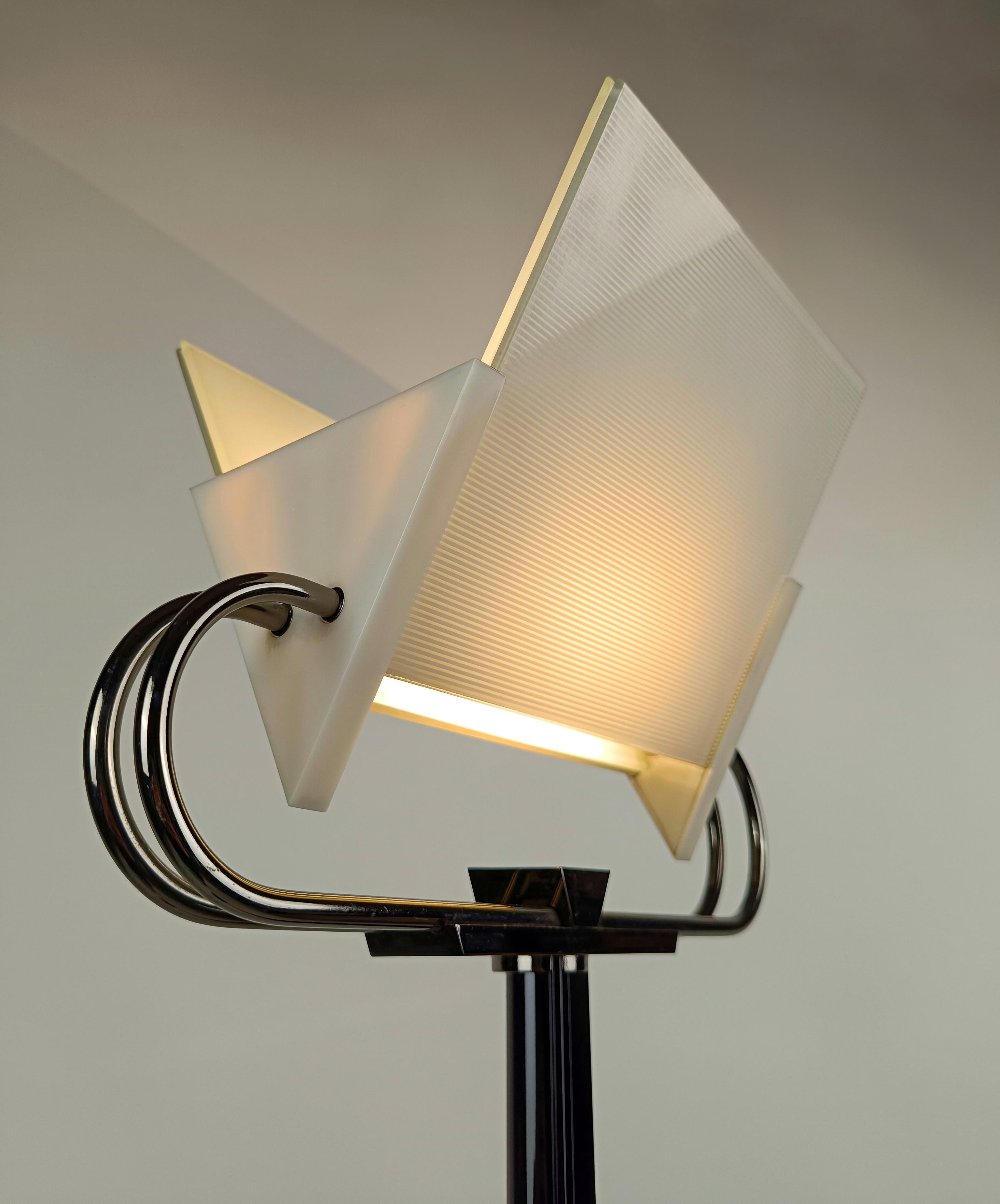 Italienische postmoderne Stehlampe, entworfen von Perry A. King & S. Mirand für Arteluce (Ende des 20. Jahrhunderts) im Angebot