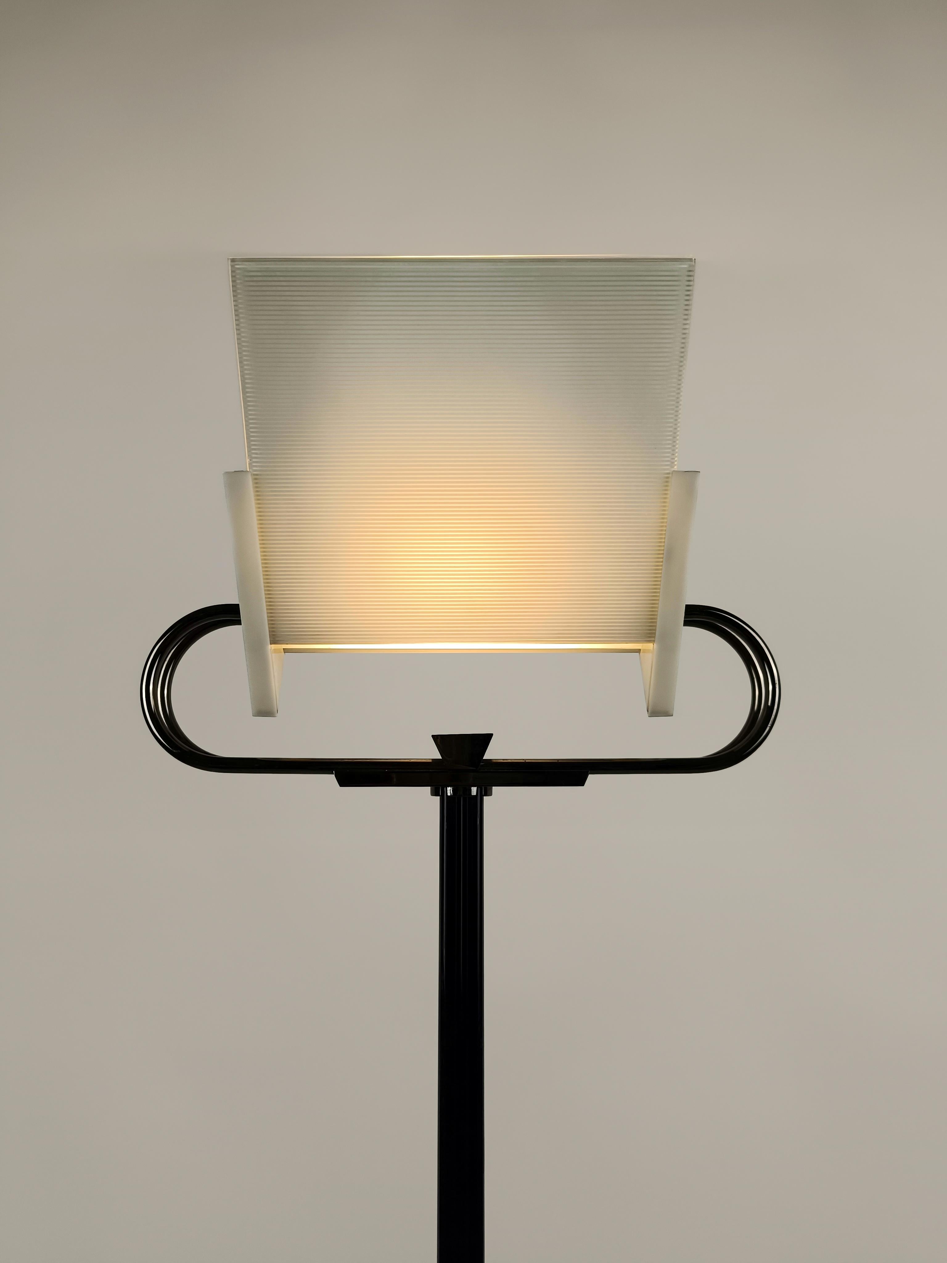 Italienische postmoderne Stehlampe, entworfen von Perry A. King & S. Mirand für Arteluce im Angebot 1