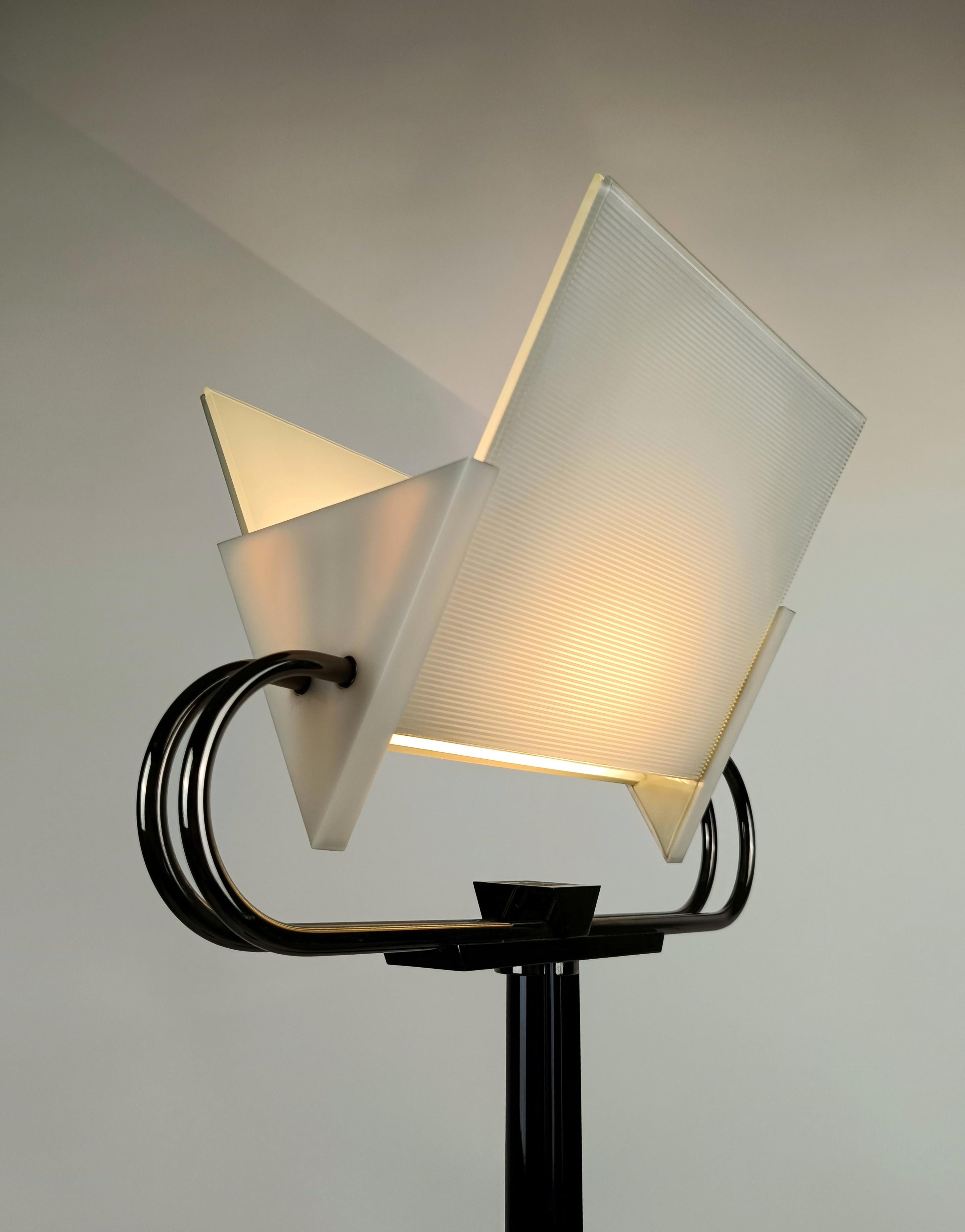 Italienische postmoderne Stehlampe, entworfen von Perry A. King & S. Mirand für Arteluce im Angebot 2
