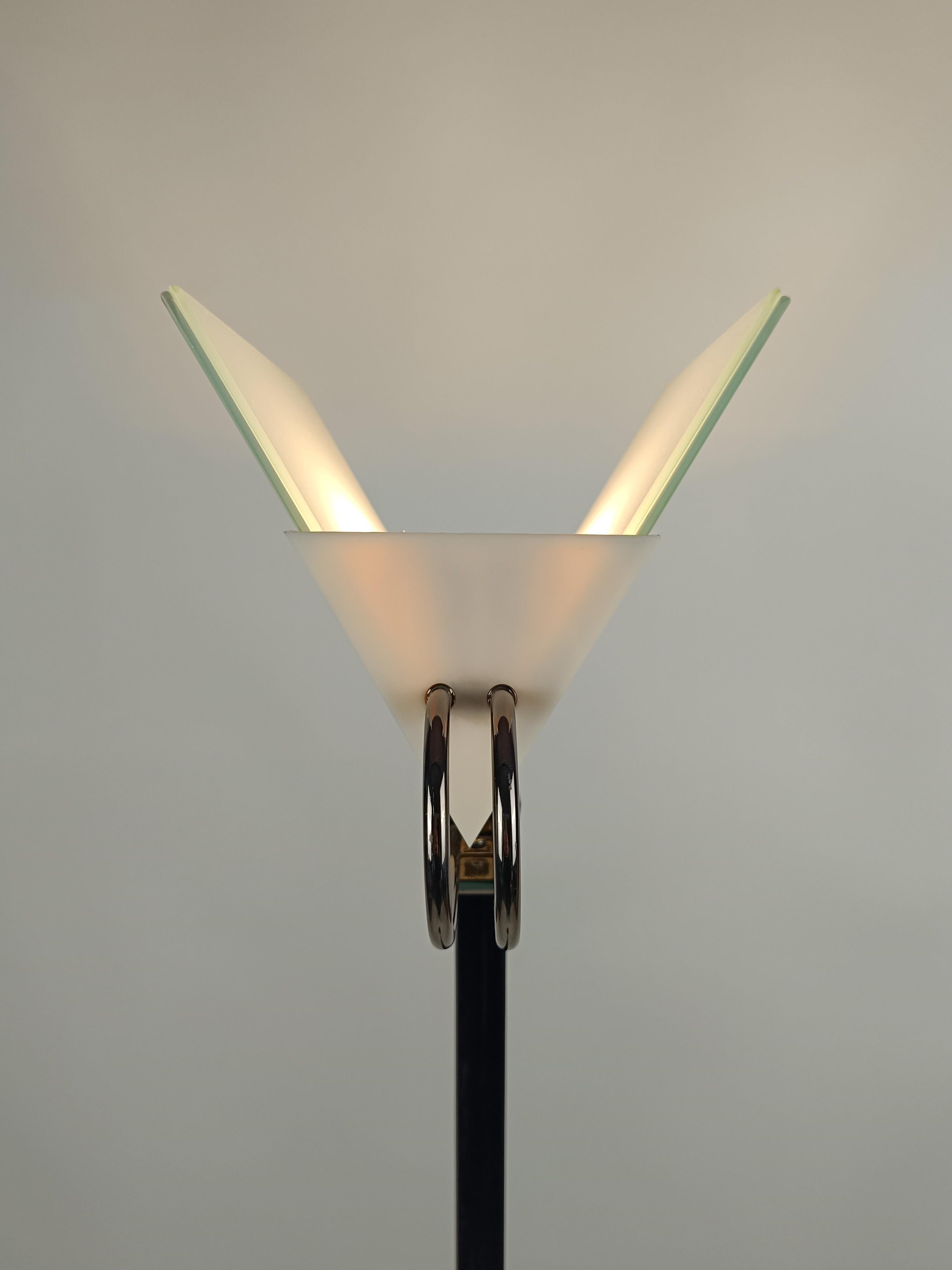 Italienische postmoderne Stehlampe, entworfen von Perry A. King & S. Mirand für Arteluce im Angebot 3
