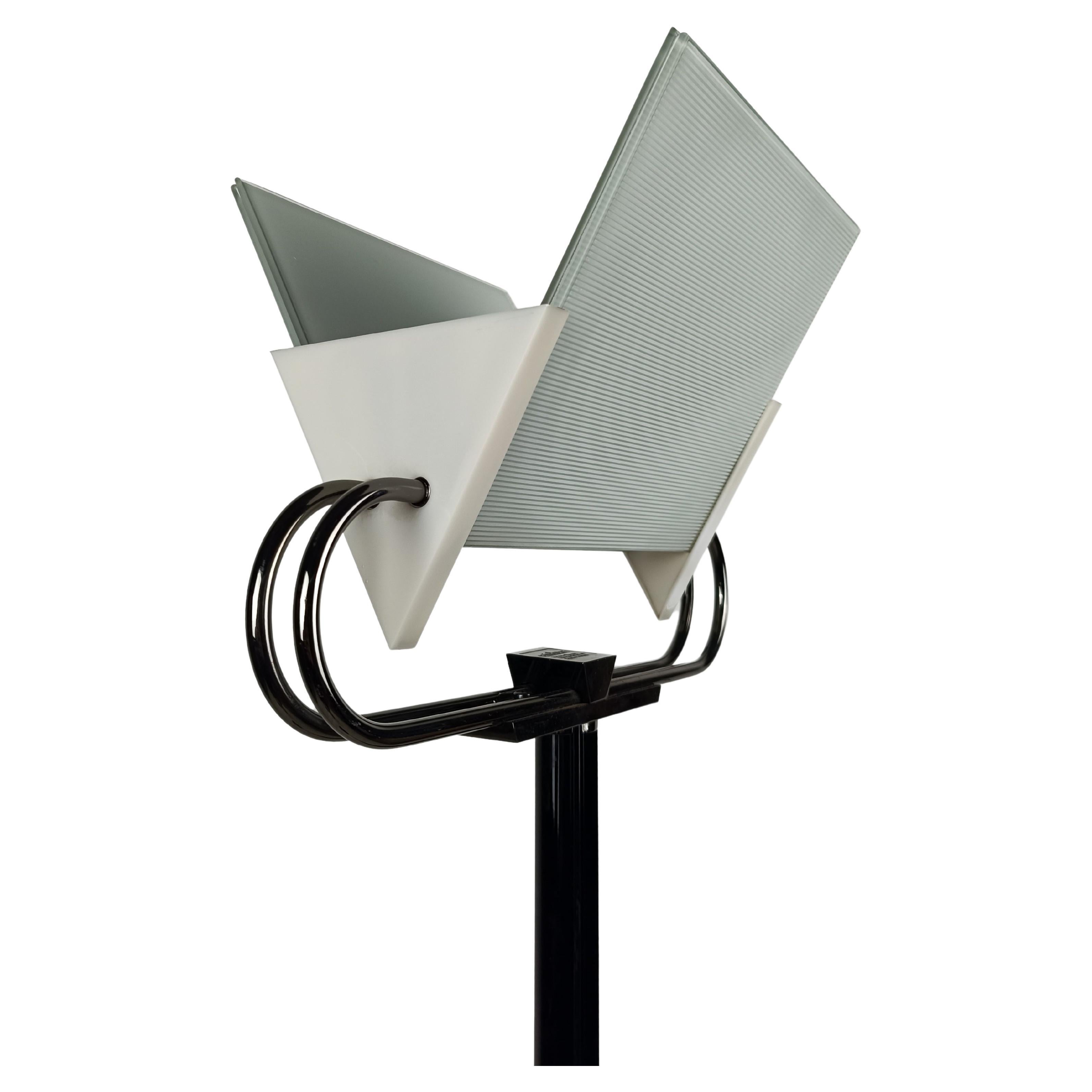 Italienische postmoderne Stehlampe, entworfen von Perry A. King & S. Mirand für Arteluce im Angebot