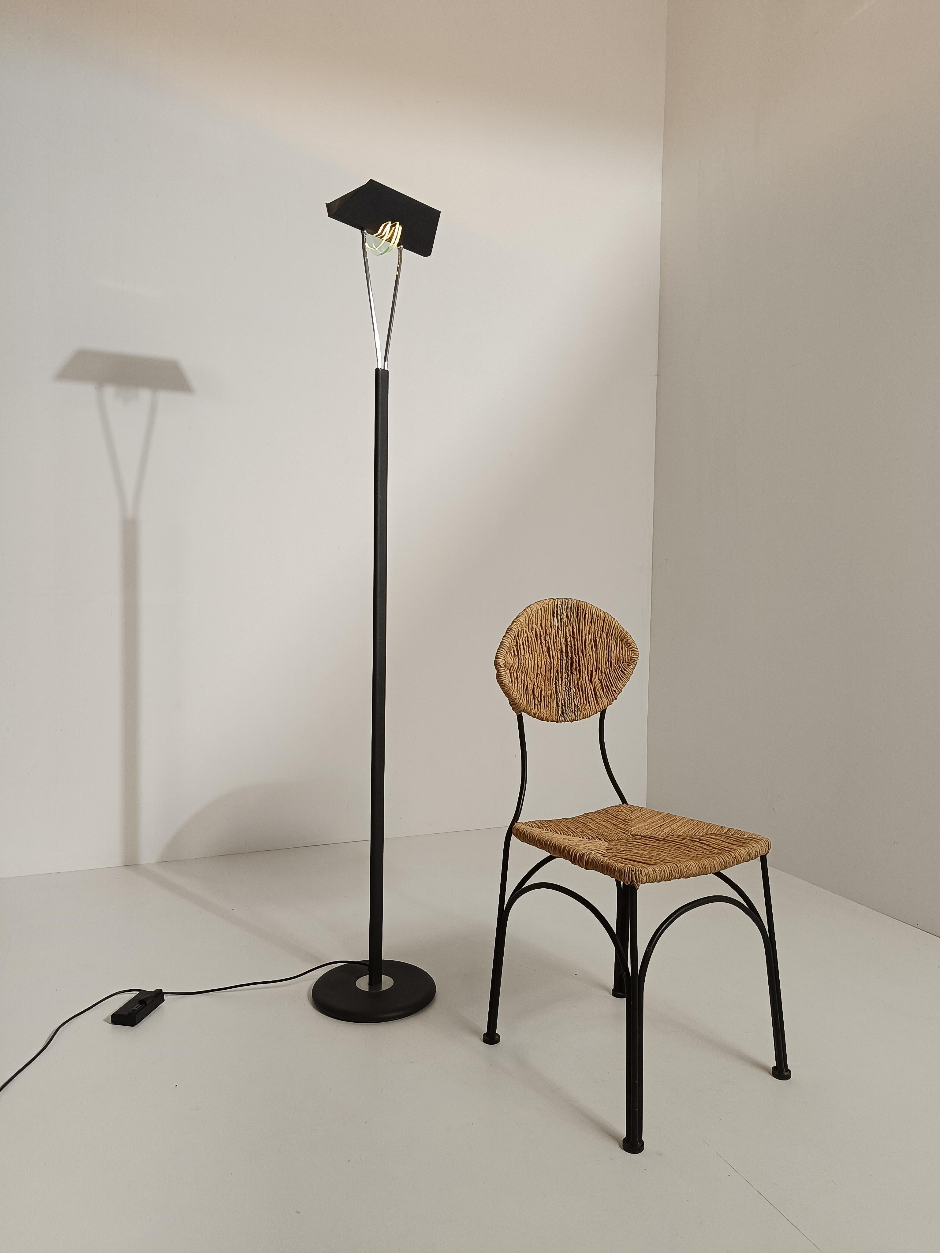 Un post-moderne  Lampadaire au design fin et minimaliste, certainement fabriqué en Italie entre les années 80 et 90 avec des matériaux de haute qualité mais nous n'avons pas d'informations certaines sur la paternité de cette pièce.

Les matériaux