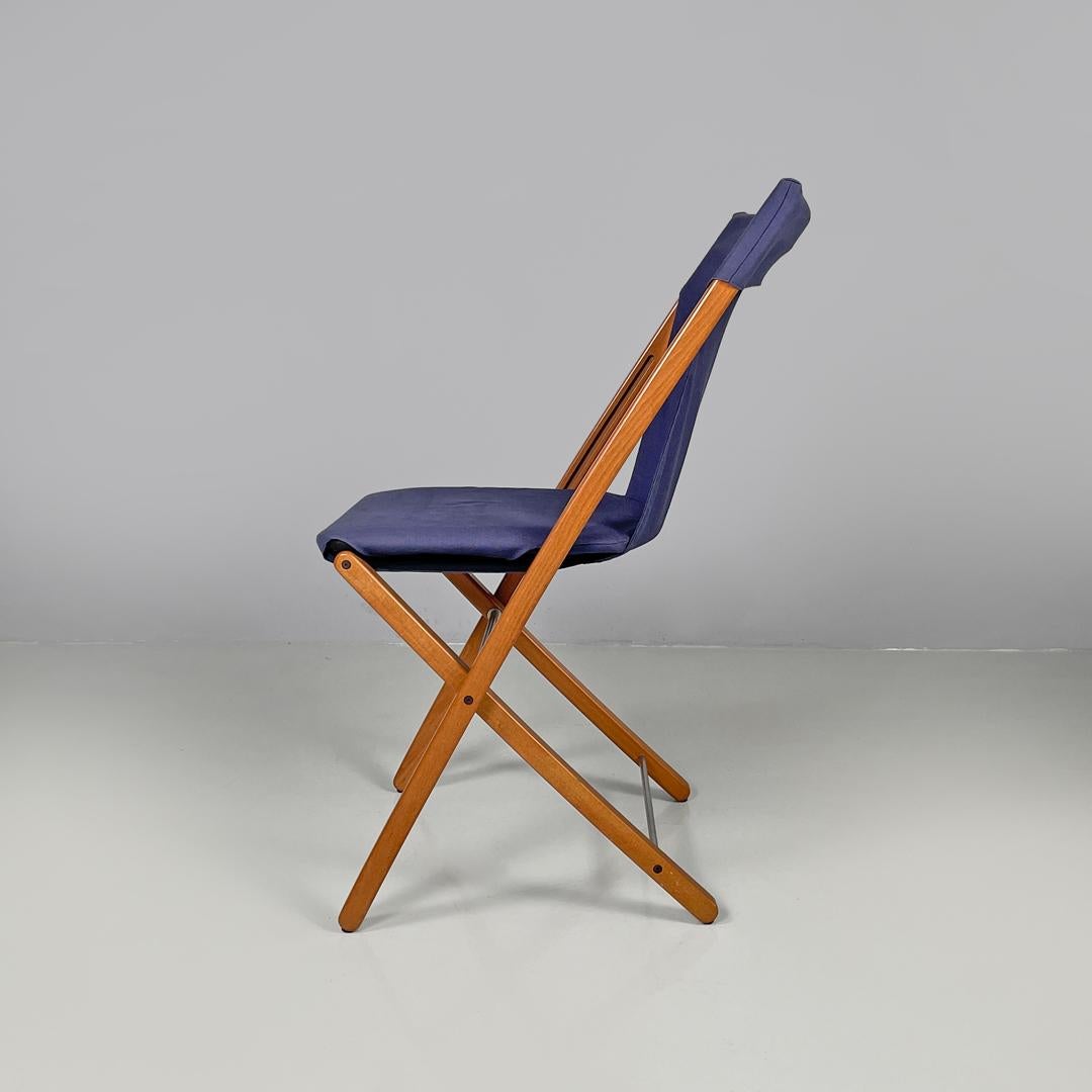 Italian post modern folding chair in wood and blue fabric structure, 1990s In Good Condition For Sale In MIlano, IT