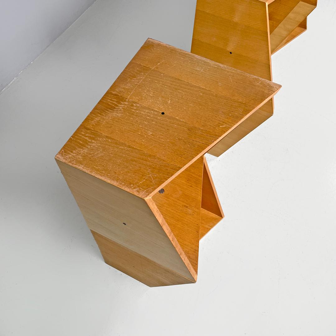 Italienisches postmodernes geometrisches modulares italienisches Holzregal mit diagonalen Linien, 1990er Jahre im Angebot 6