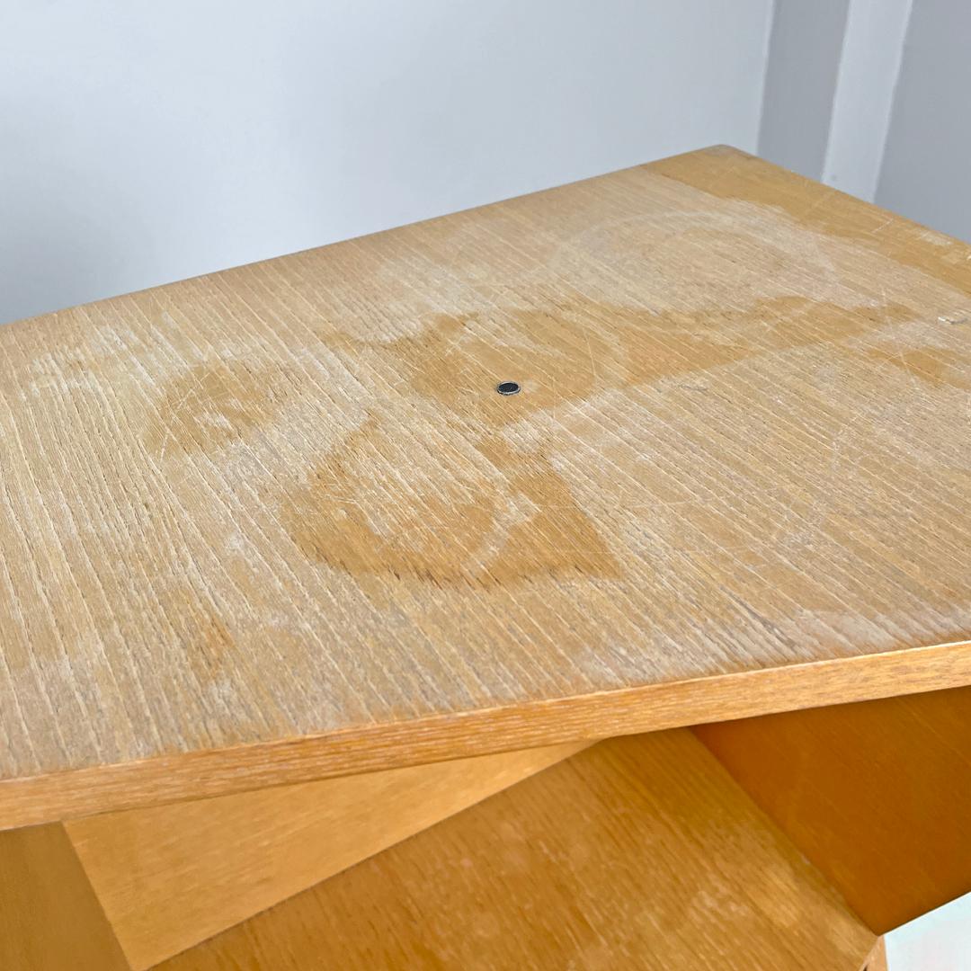 Italienisches postmodernes geometrisches modulares italienisches Holzregal mit diagonalen Linien, 1990er Jahre im Angebot 9