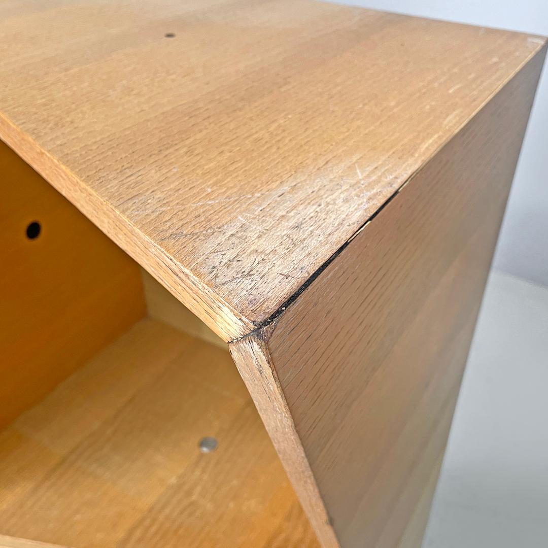 Italienisches postmodernes geometrisches modulares italienisches Holzregal mit diagonalen Linien, 1990er Jahre im Angebot 10