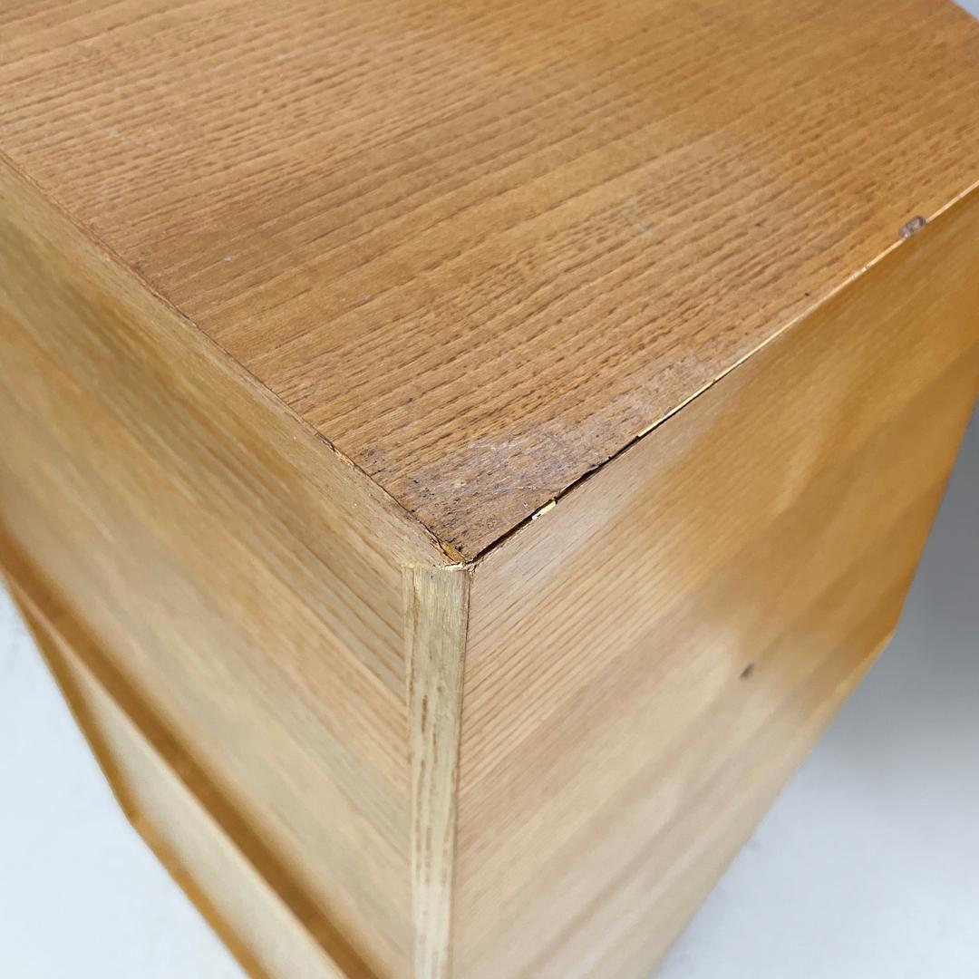 Italienisches postmodernes geometrisches modulares italienisches Holzregal mit diagonalen Linien, 1990er Jahre im Angebot 11