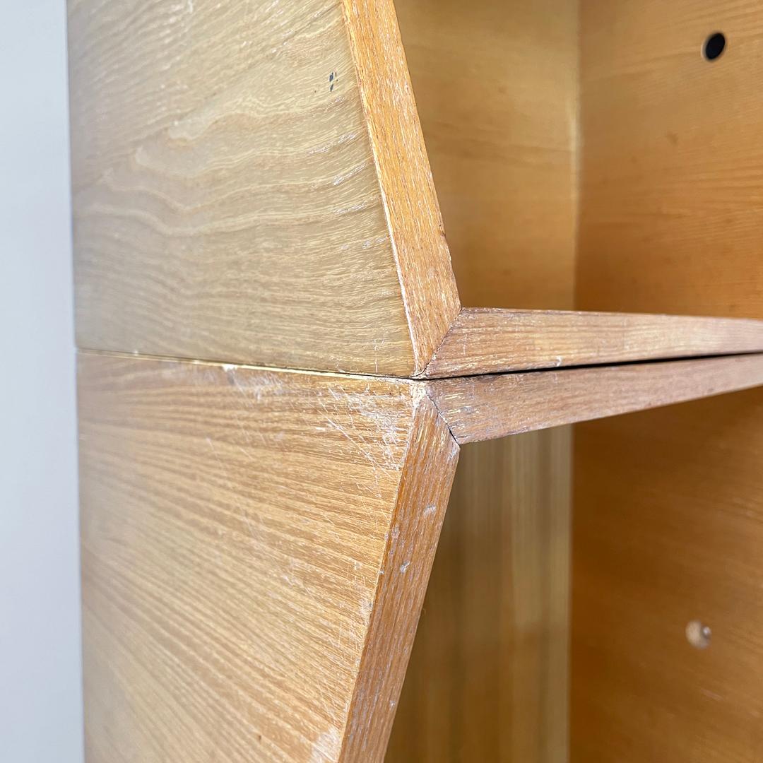 Italienisches postmodernes geometrisches modulares italienisches Holzregal mit diagonalen Linien, 1990er Jahre im Angebot 12