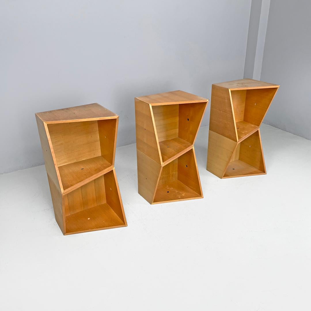 Italienisches postmodernes geometrisches modulares italienisches Holzregal mit diagonalen Linien, 1990er Jahre
Modulares Bücherregal aus Holz. Das Bücherregal besteht aus drei Modulen, die vollständig aus Holz gefertigt sind und aus zwei miteinander