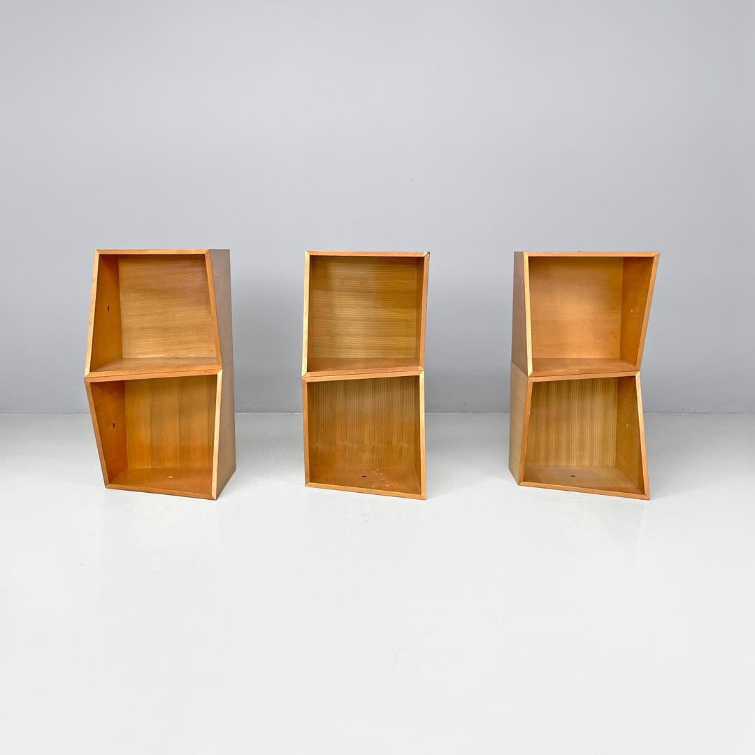 Italienisches postmodernes geometrisches modulares italienisches Holzregal mit diagonalen Linien, 1990er Jahre im Angebot 15