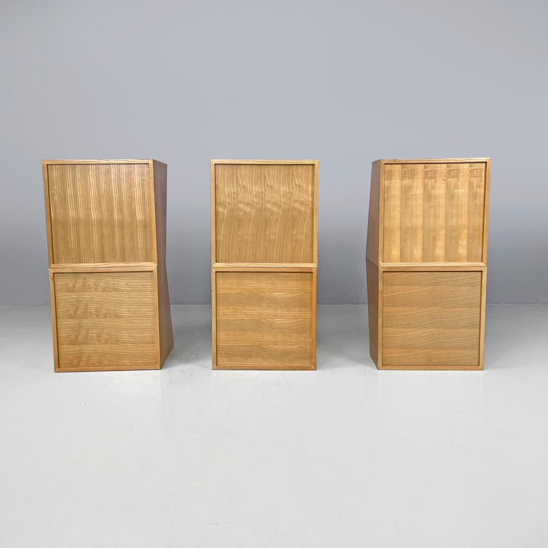 Italienisches postmodernes geometrisches modulares italienisches Holzregal mit diagonalen Linien, 1990er Jahre im Zustand „Relativ gut“ im Angebot in MIlano, IT
