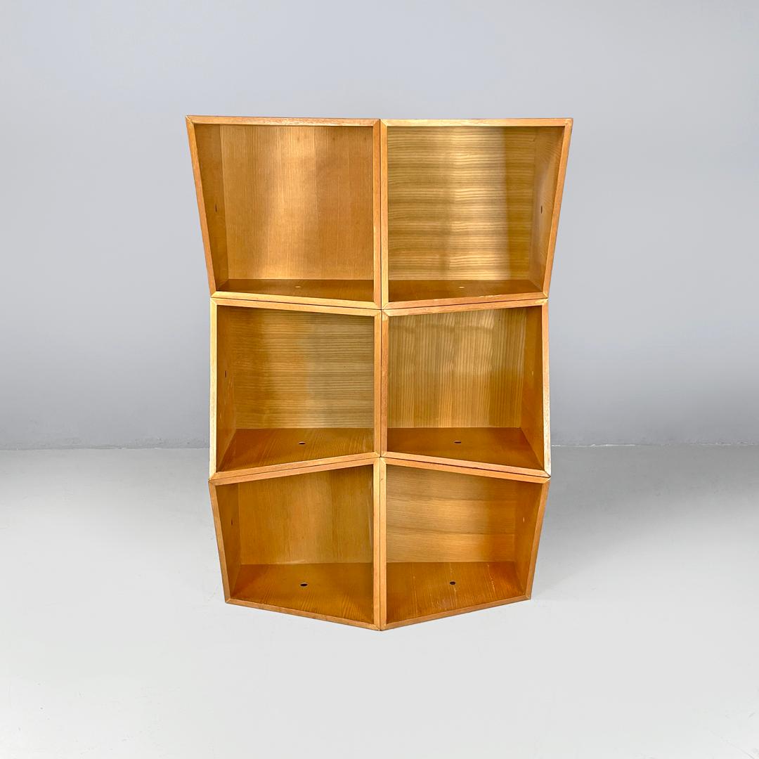 Italienisches postmodernes geometrisches modulares italienisches Holzregal mit diagonalen Linien, 1990er Jahre (Ende des 20. Jahrhunderts) im Angebot