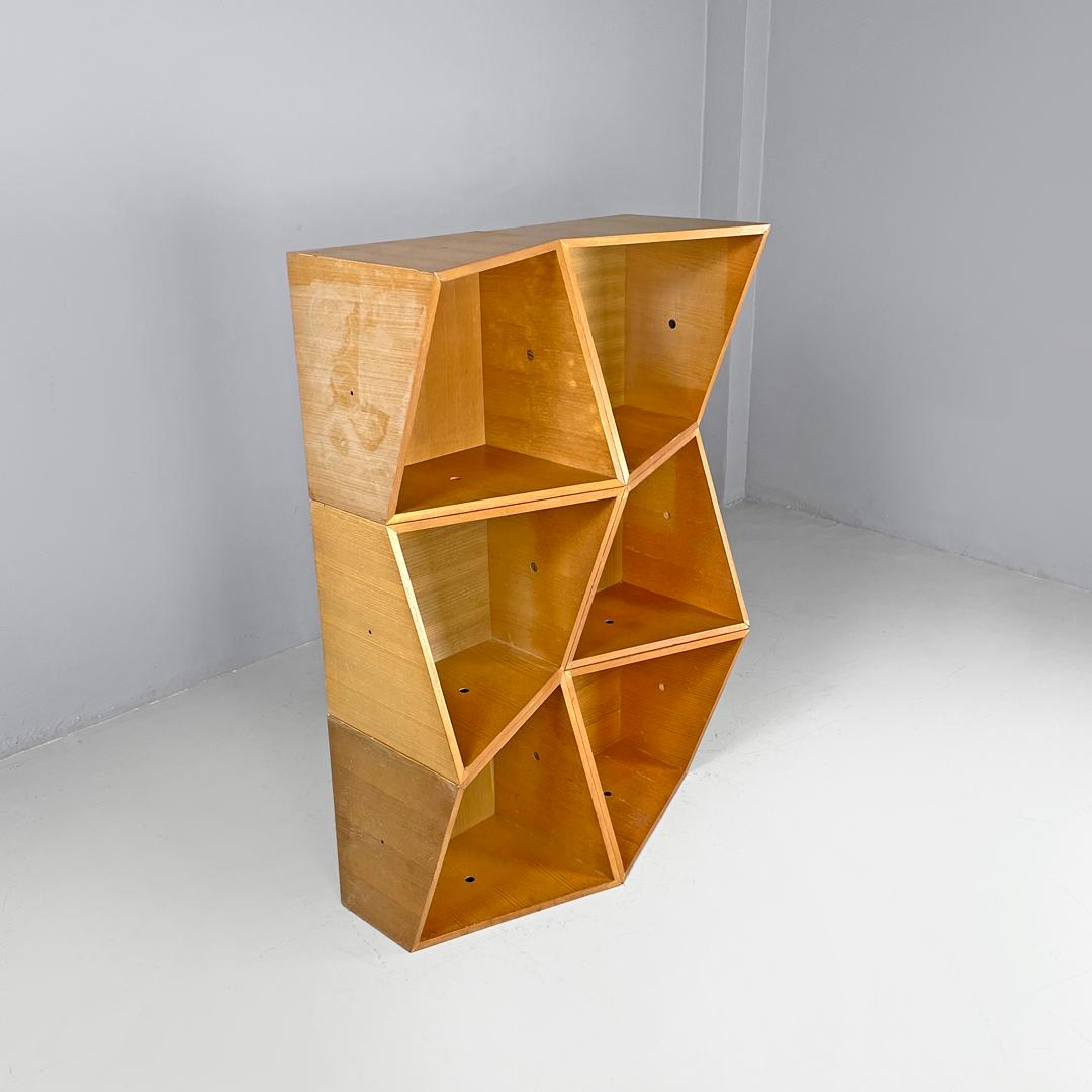 Italienisches postmodernes geometrisches modulares italienisches Holzregal mit diagonalen Linien, 1990er Jahre (Metall) im Angebot