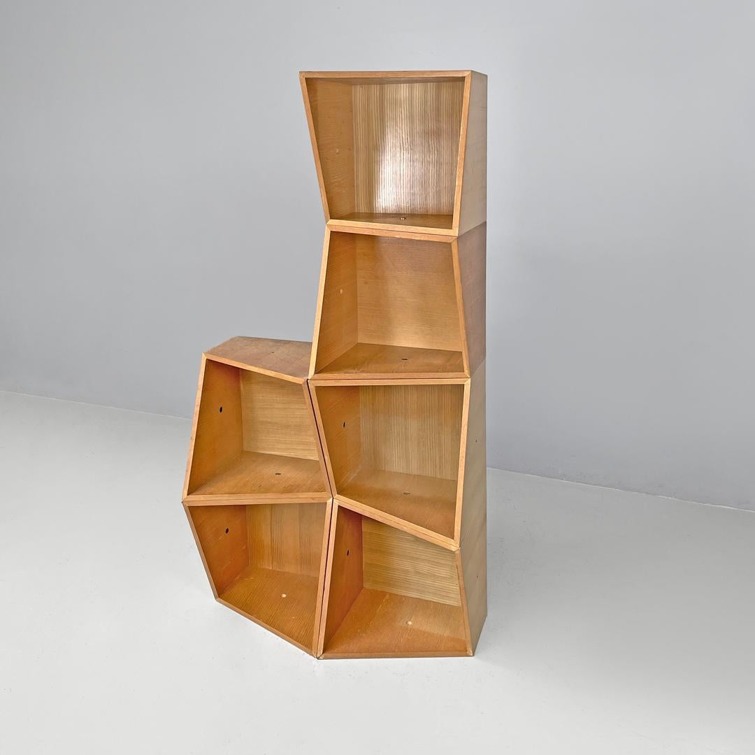 Italienisches postmodernes geometrisches modulares italienisches Holzregal mit diagonalen Linien, 1990er Jahre im Angebot 1
