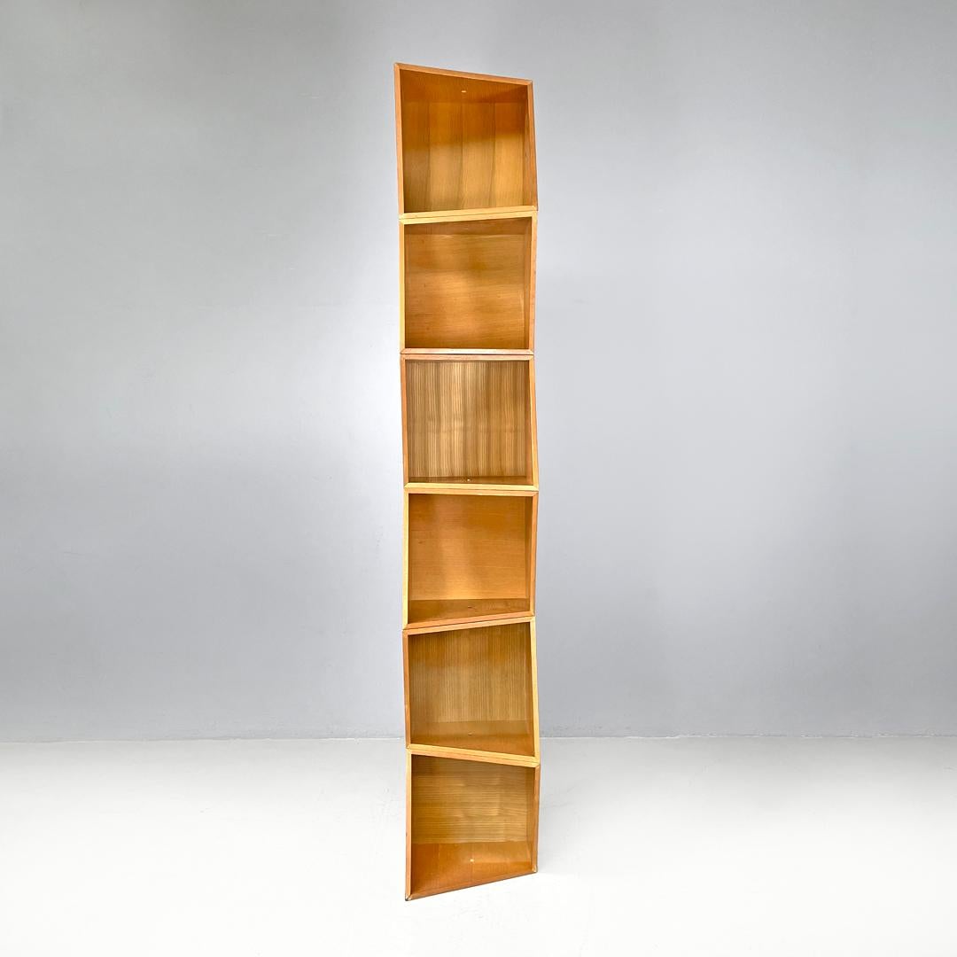 Italienisches postmodernes geometrisches modulares italienisches Holzregal mit diagonalen Linien, 1990er Jahre im Angebot 2