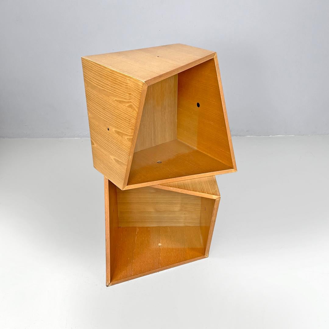 Italienisches postmodernes geometrisches modulares italienisches Holzregal mit diagonalen Linien, 1990er Jahre im Angebot 3