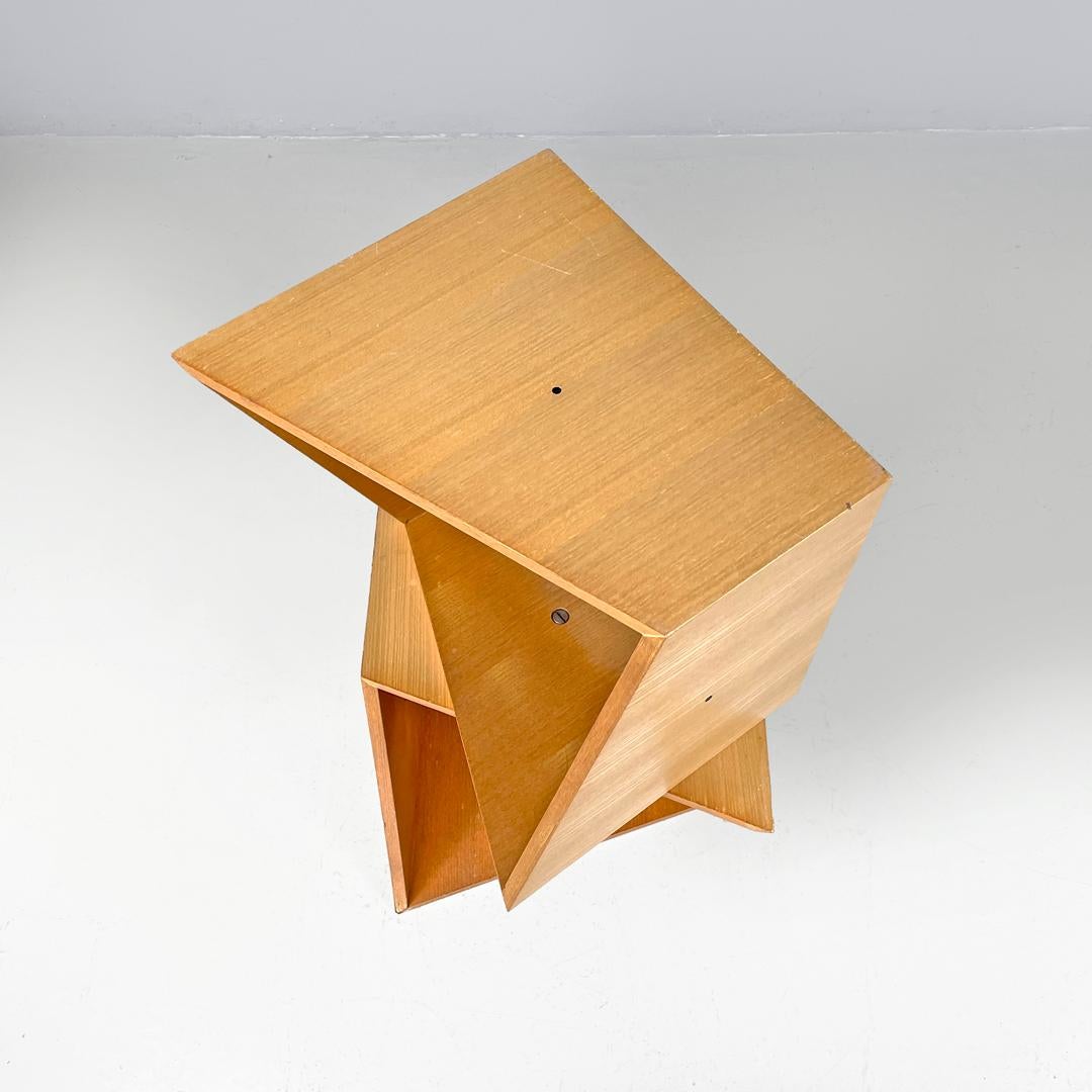 Italienisches postmodernes geometrisches modulares italienisches Holzregal mit diagonalen Linien, 1990er Jahre im Angebot 4