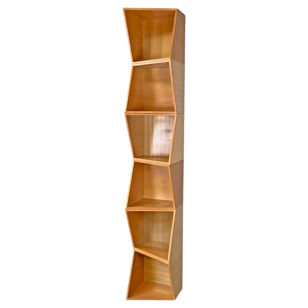 Italienisches postmodernes geometrisches modulares italienisches Holzregal mit diagonalen Linien, 1990er Jahre