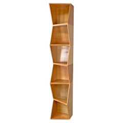 Italienisches postmodernes geometrisches modulares italienisches Holzregal mit diagonalen Linien, 1990er Jahre