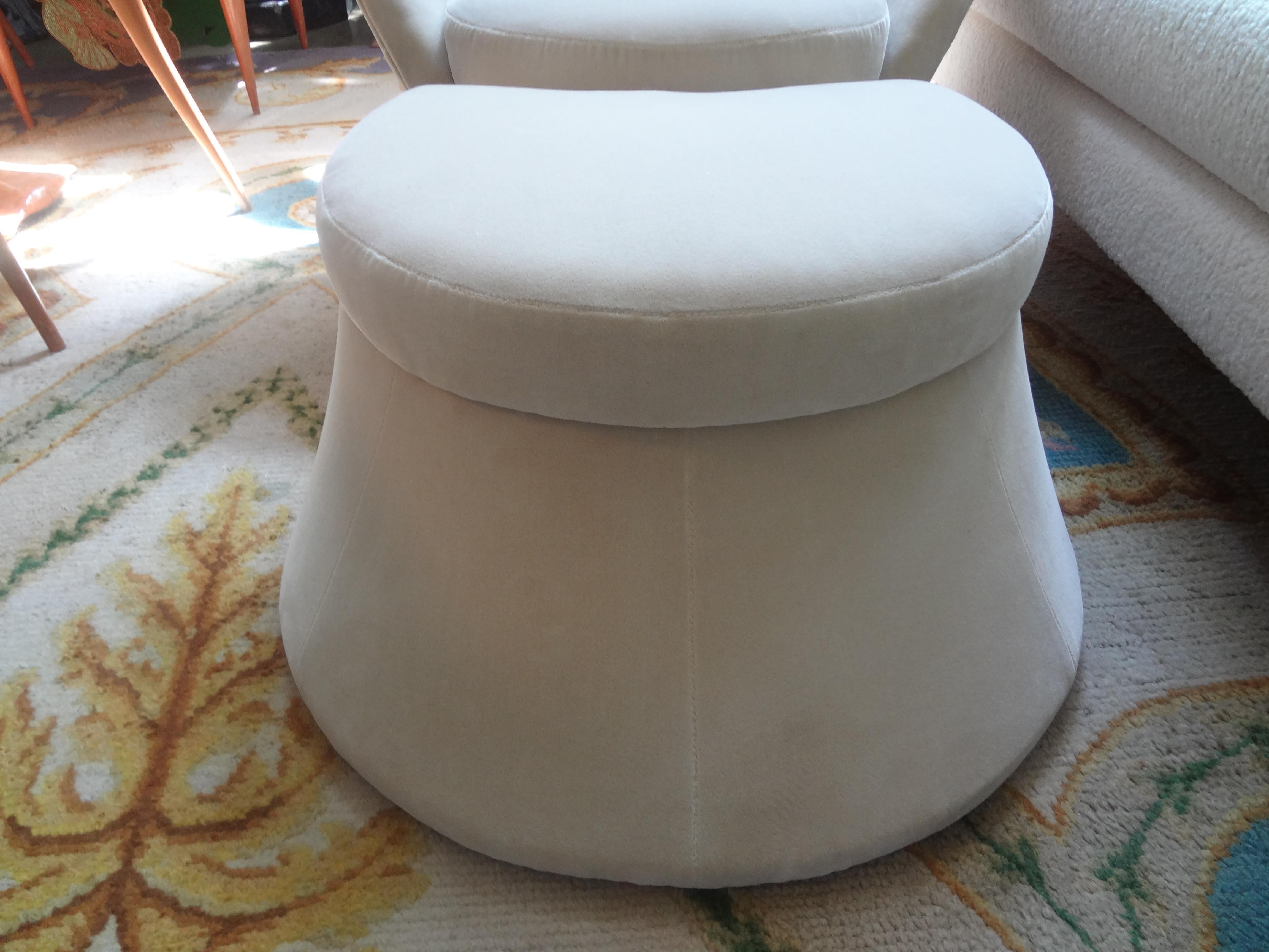 Italian Gio Ponti Inspired Sculptural Chair and Ottoman For Sale 4