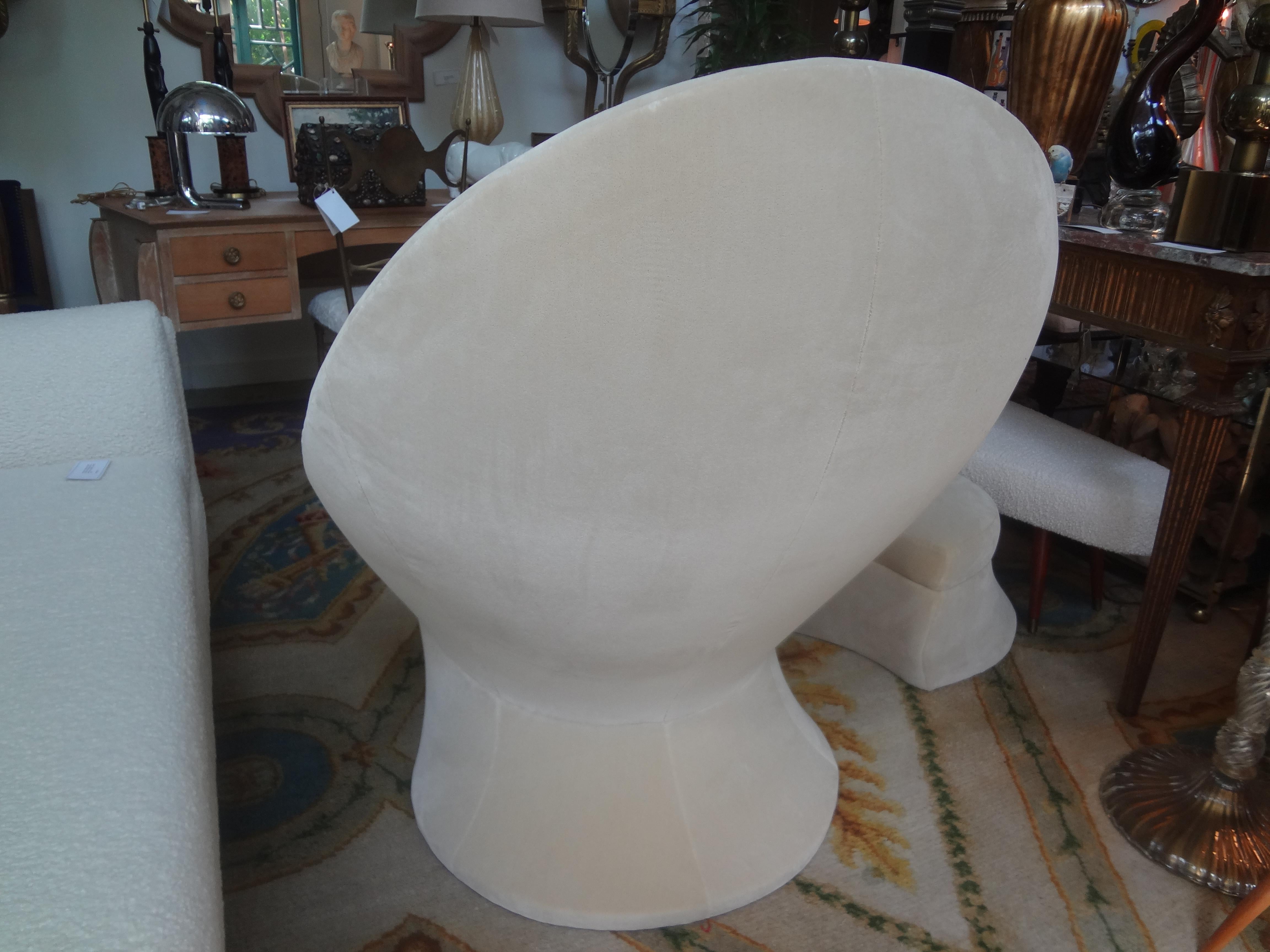 Italian Gio Ponti Inspired Sculptural Chair and Ottoman For Sale 1