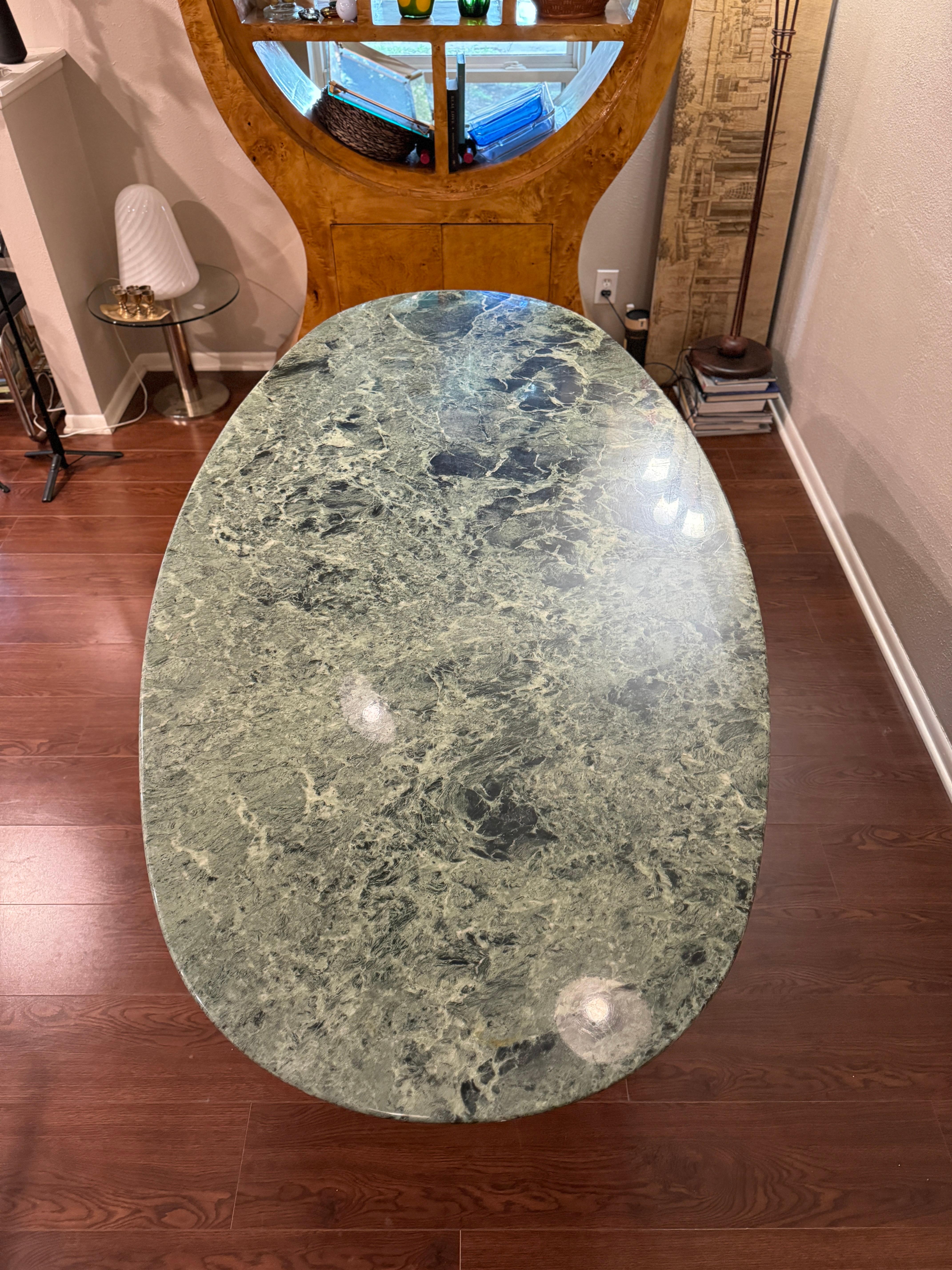 Table de salle à manger italienne post-moderne ovale à piédestal en marbre vert de Roche & Bobois. 3