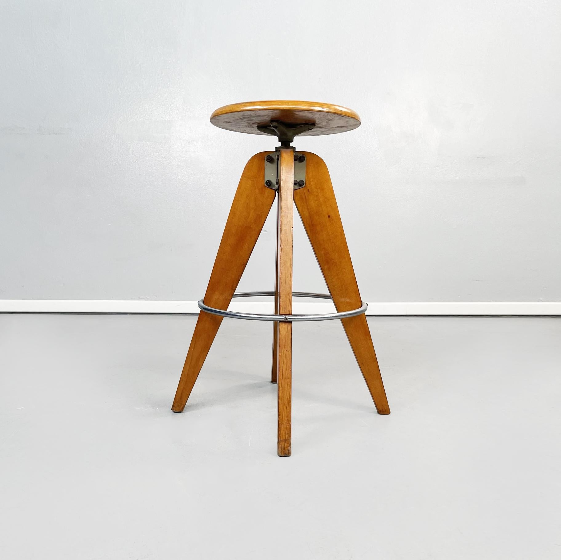 Italian post-modern High round stool in solid wood and metal, 1950s
The round stool in wood seat is adjustable and you can use it for a consolle bar or a snack table or for work.
It has 4 square legs connected by a metal circle can support the foot