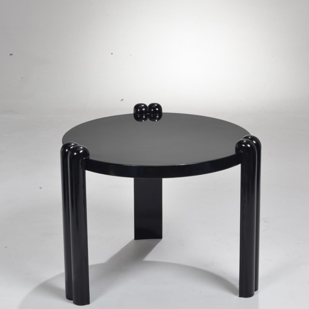 Round Post-Modern end table with rounded legs and a glossy lacquer finish.
Italy, circa 1980.
 