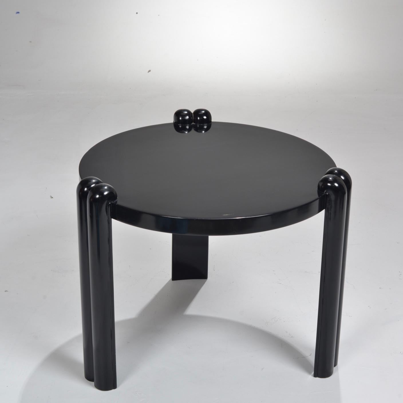 Italian Post-Modern Lacquered Black End Table In Good Condition In Los Angeles, CA