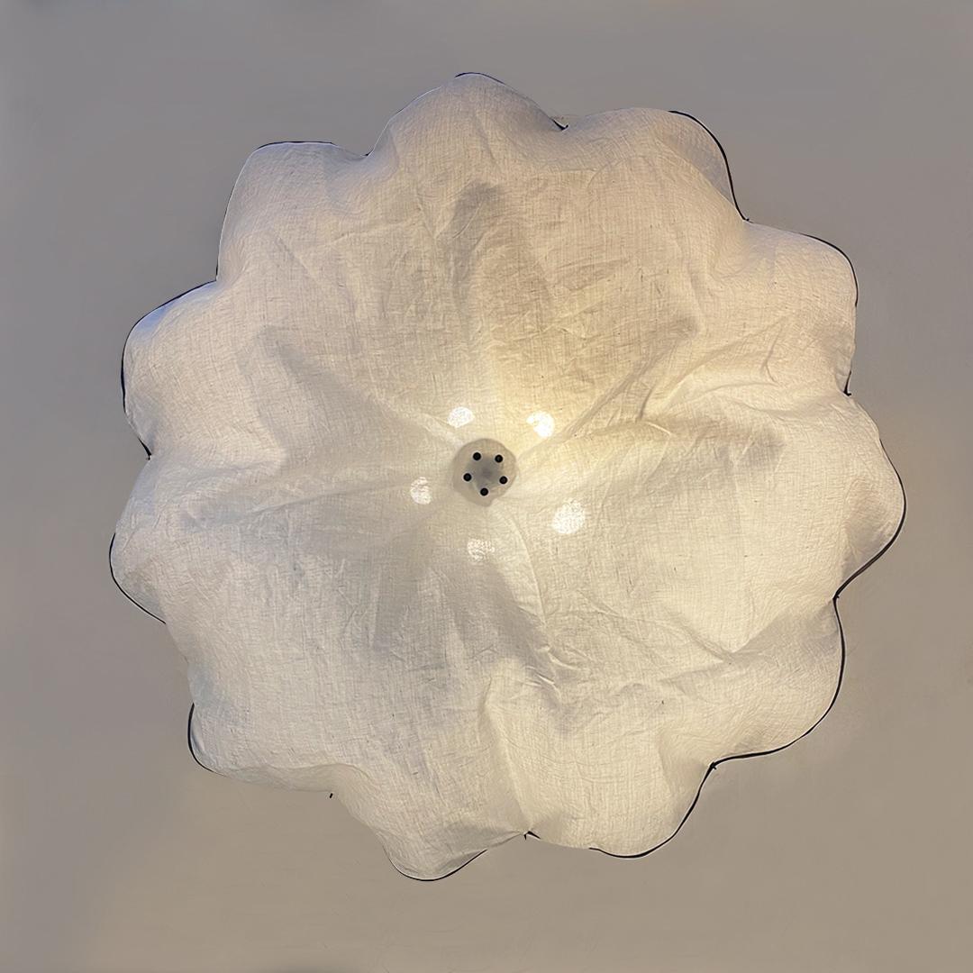 Italian post modern white linen fabric and aluminum 1130 Celestia chandelier by Tobia Scarpa for Flos, Italy 1982.
Chandelier mod. 1130 Celestia with suspended diffuser in white linen fabric with gray piping, attached to a pressed aluminum frame,