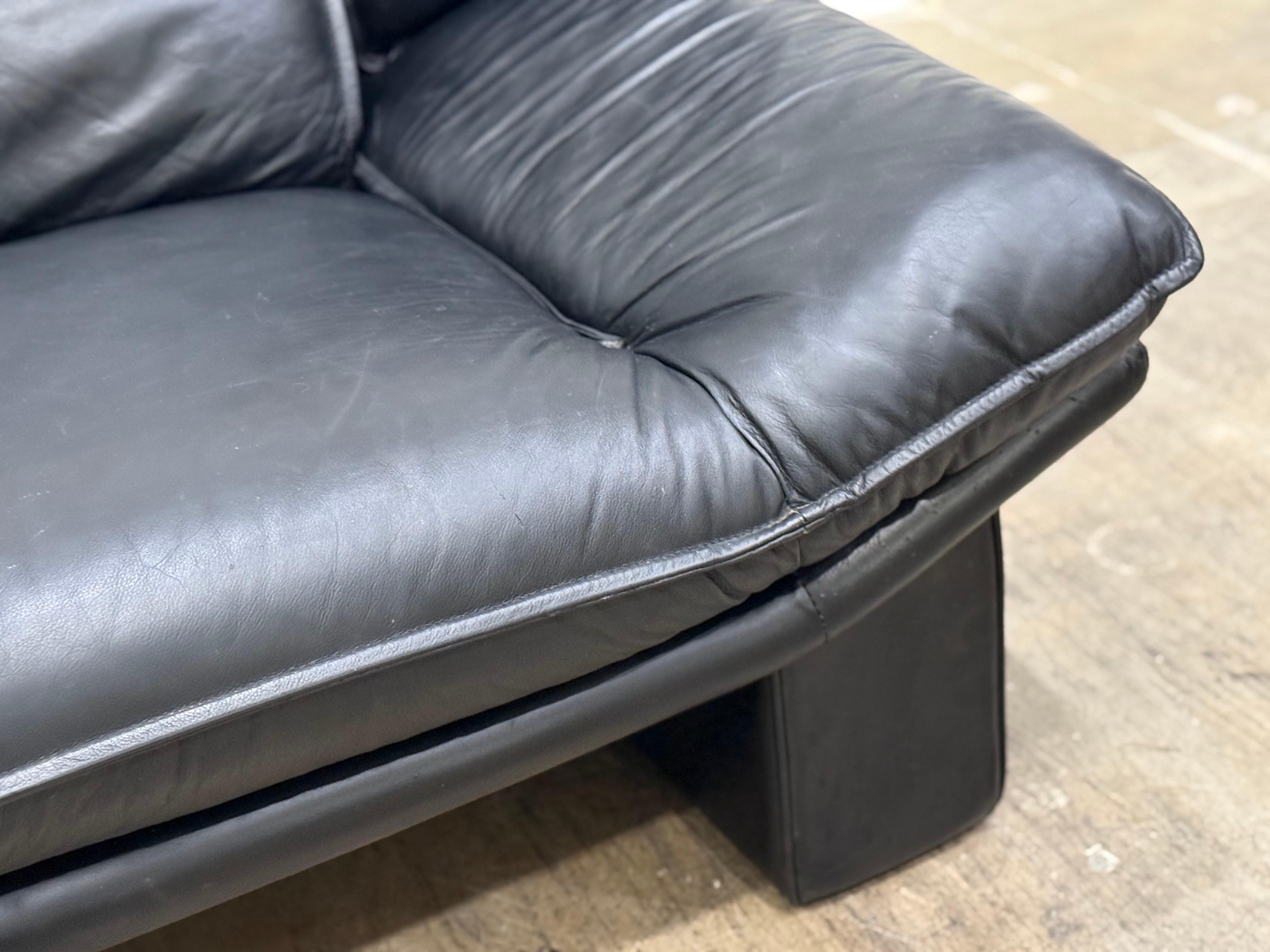 Postmoderne Italian Post Modern Loveseat Sofa by Nicoletti Salotti, Vintage Black Leather en vente