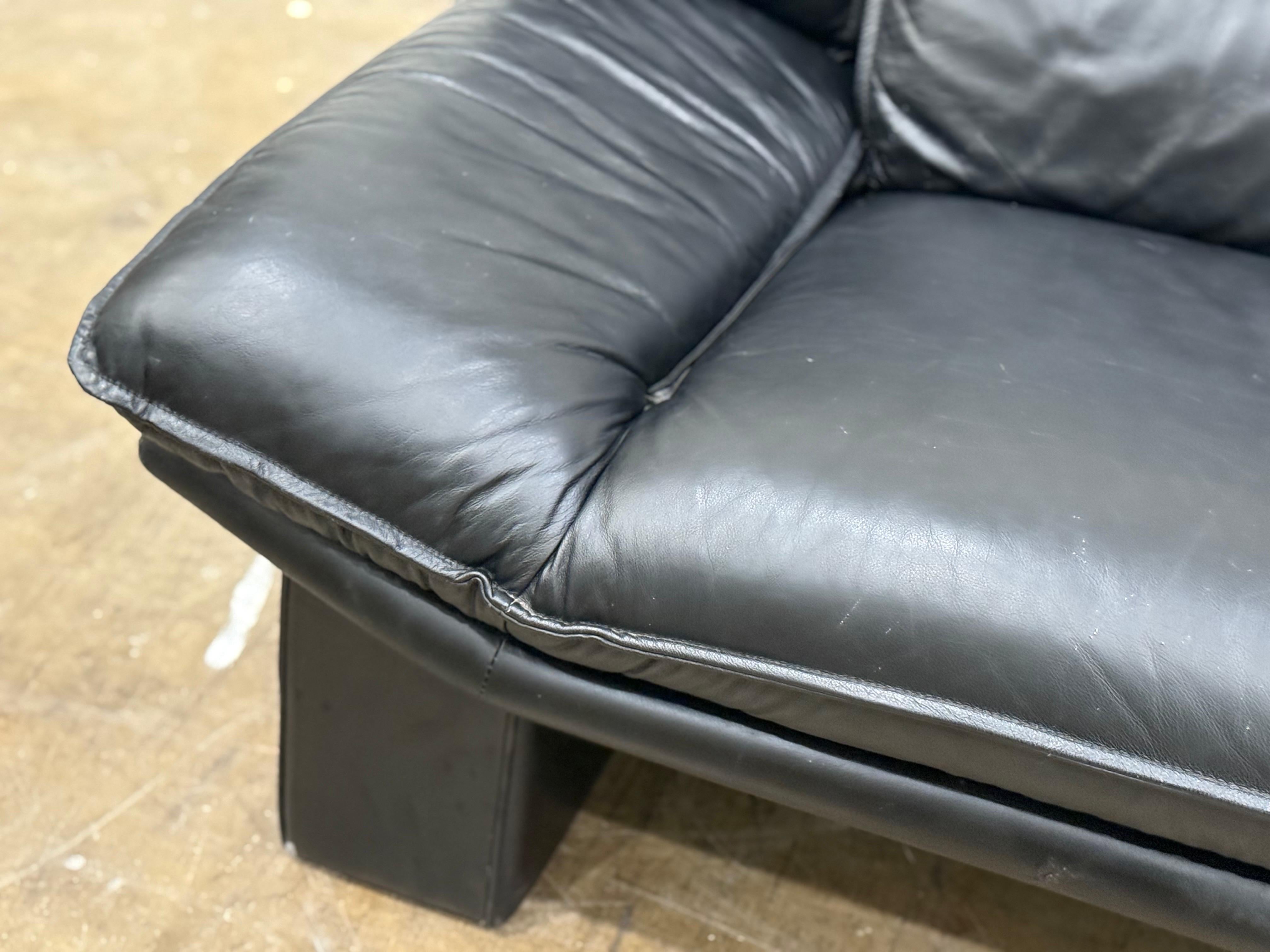 Italian Post Modern Loveseat Sofa by Nicoletti Salotti, Vintage Black Leather Bon état - En vente à Decatur, GA