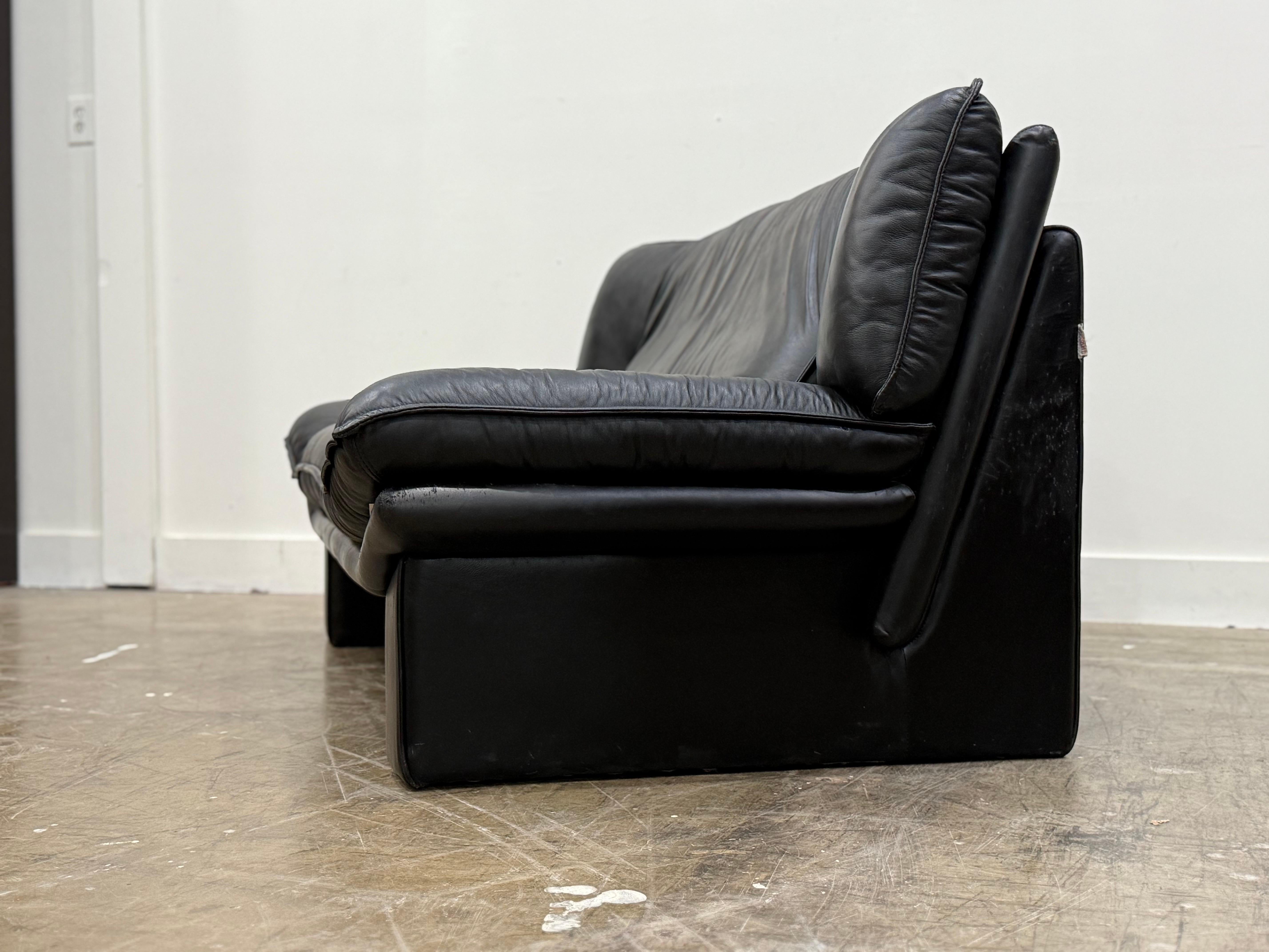 Fin du 20e siècle Italian Post Modern Loveseat Sofa by Nicoletti Salotti, Vintage Black Leather en vente