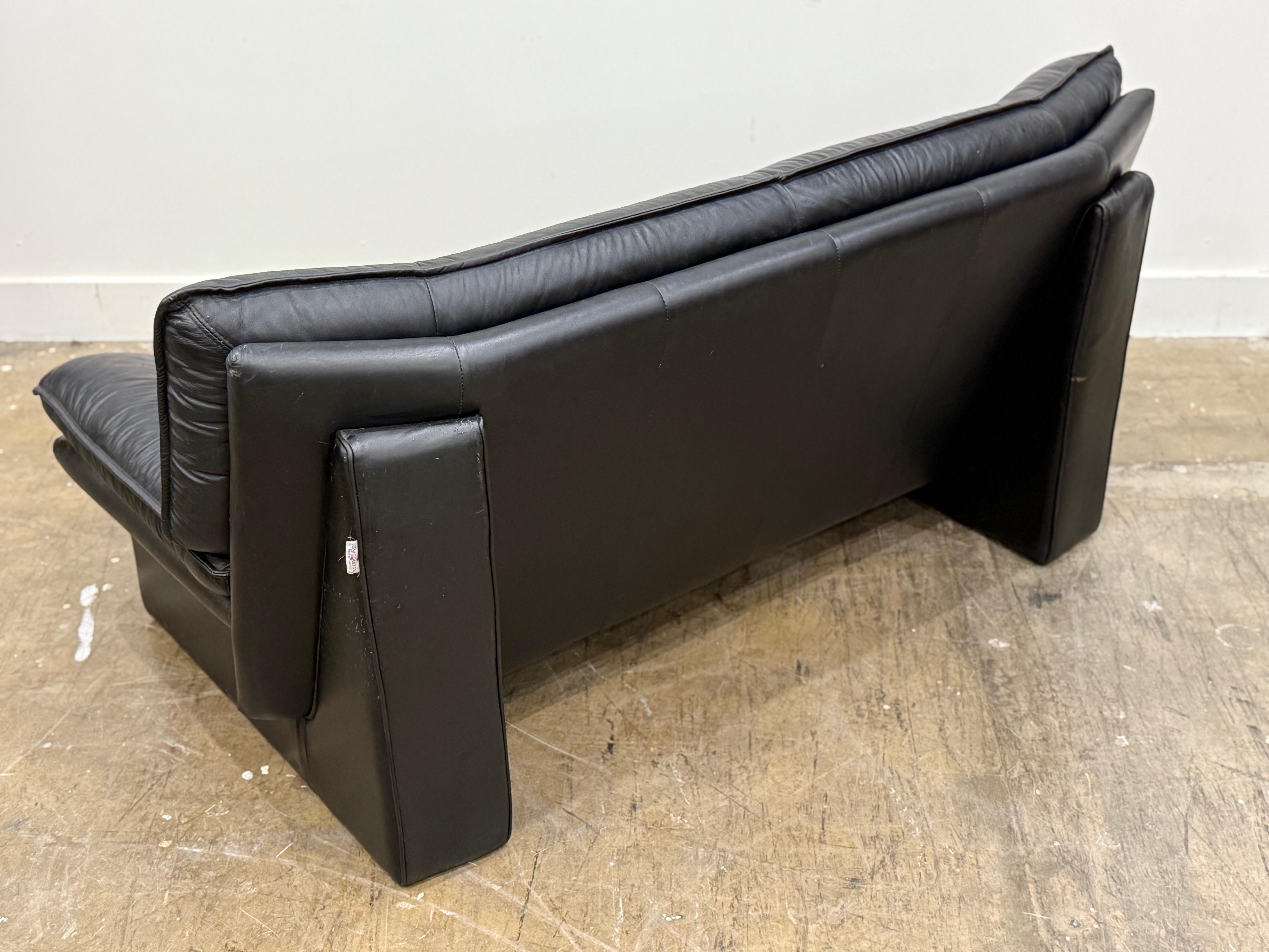 Italian Post Modern Loveseat Sofa by Nicoletti Salotti, Vintage Black Leather en vente 1