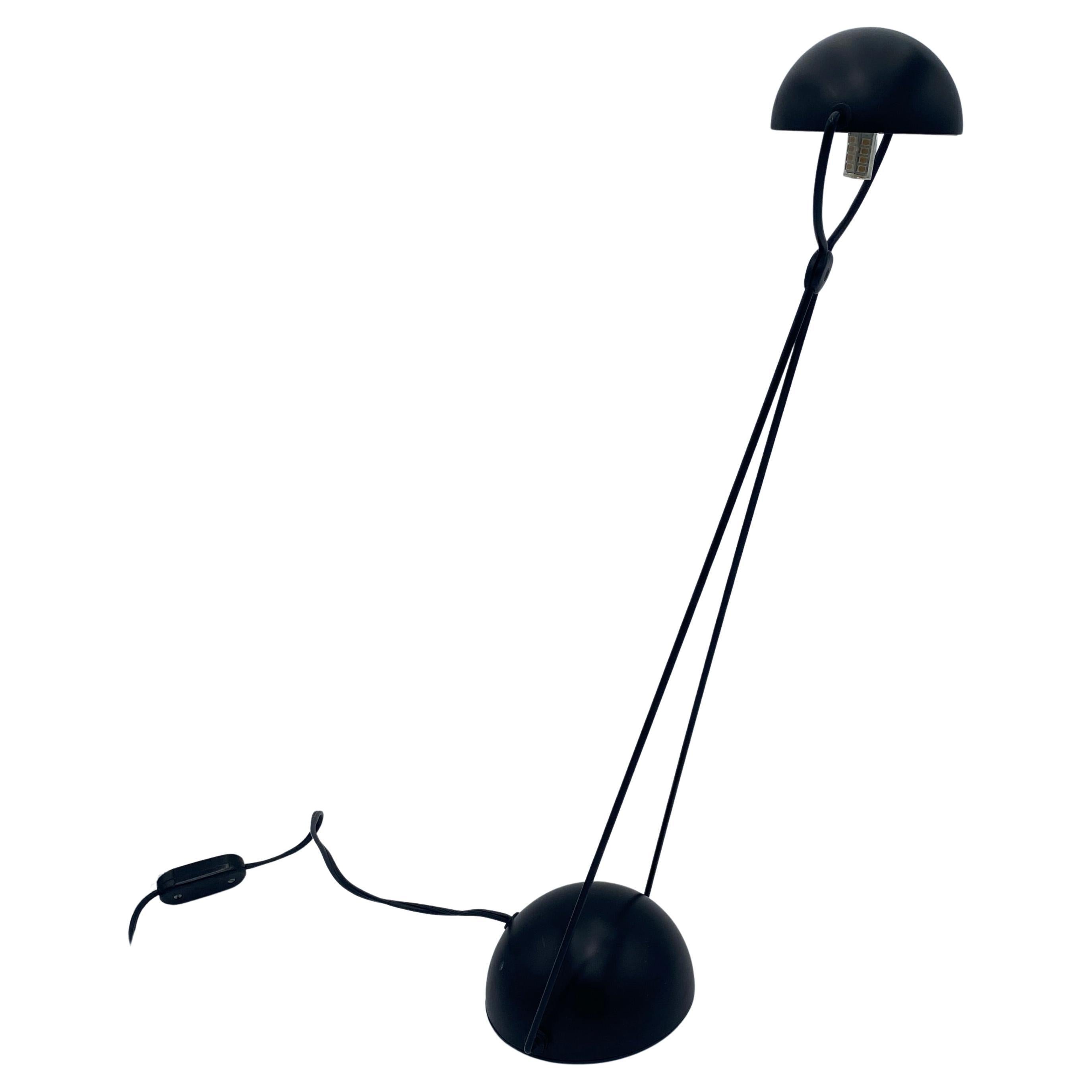 Dies ist eine postmoderne Schreibtischlampe mit dem Titel 