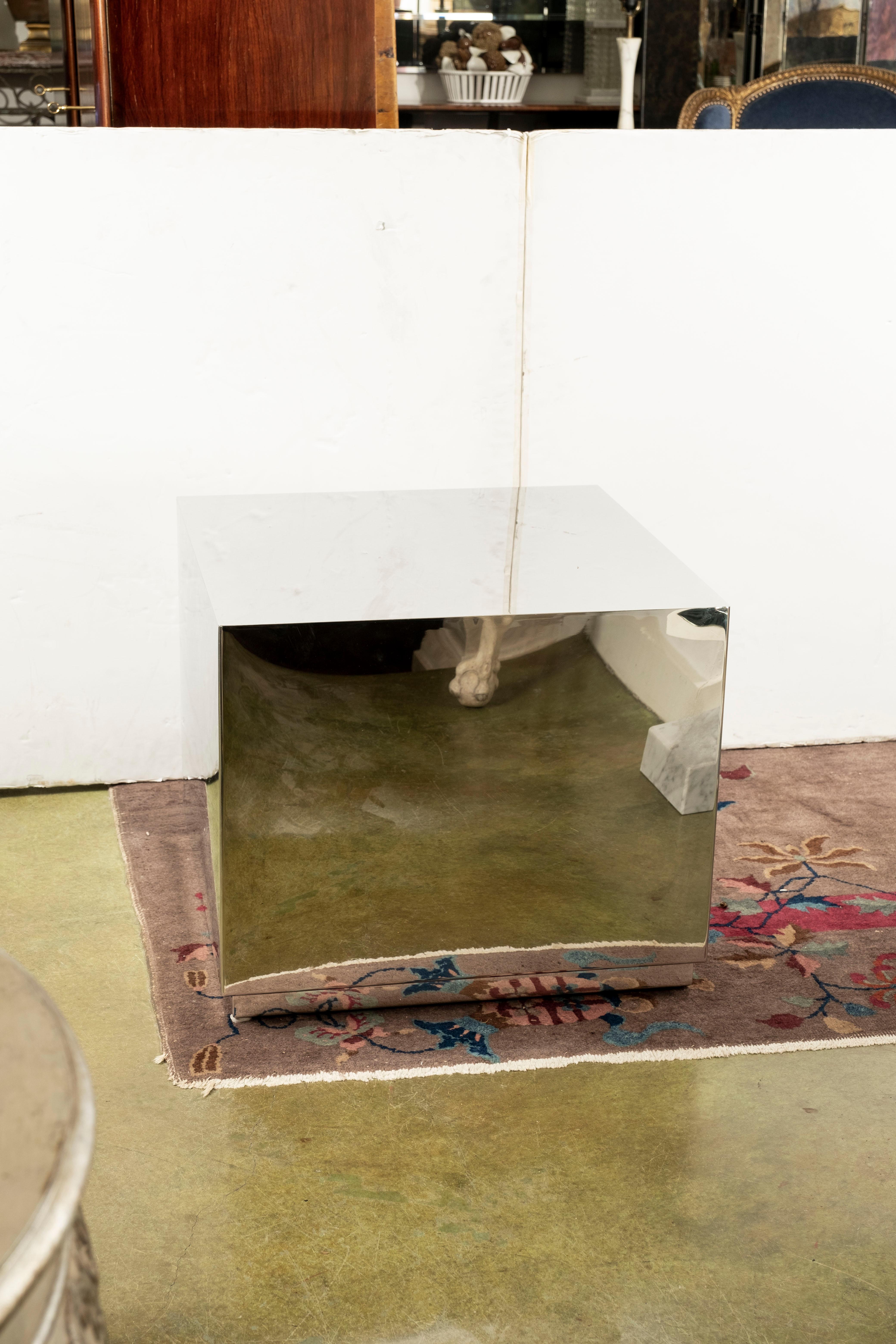 Table cubique postmoderne italienne en acier à finition miroir. Cette étonnante table cubique carrée en acier inoxydable de style Paul Evans, table d'appoint ou piédestal, repose sur un socle de 1,75 pouce avec une belle finition miroir.
Parfait