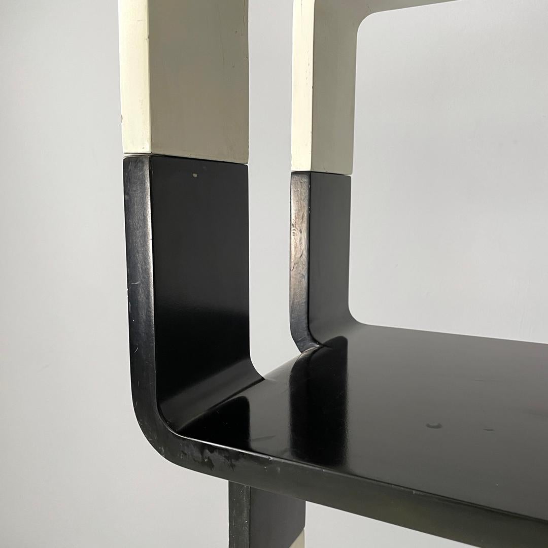 Libreria italiana post-moderna modulare a bordi curvi in legno bianco e nero, anni '80 in vendita 6