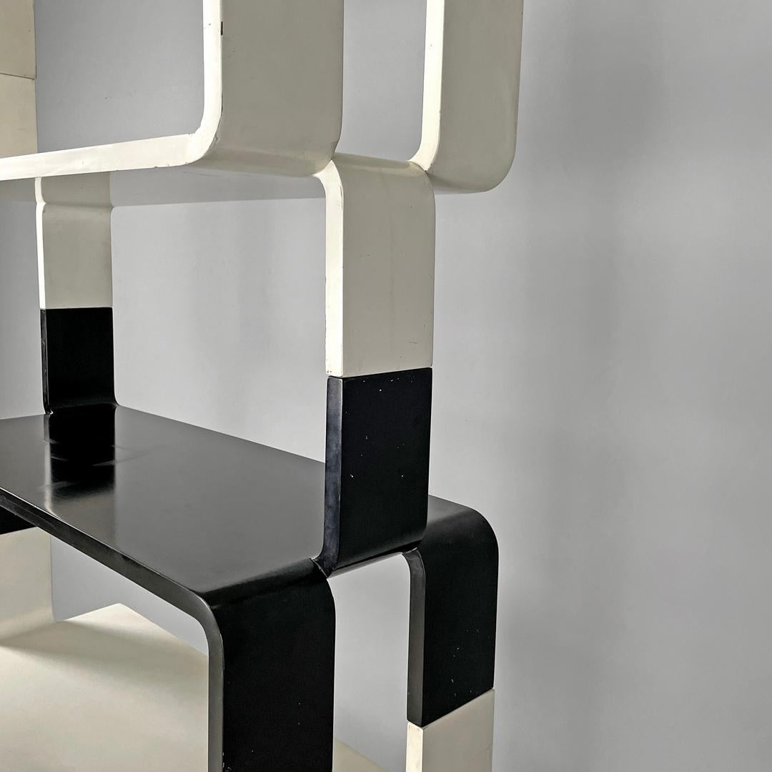 Libreria italiana post-moderna modulare a bordi curvi in legno bianco e nero, anni '80 in vendita 7