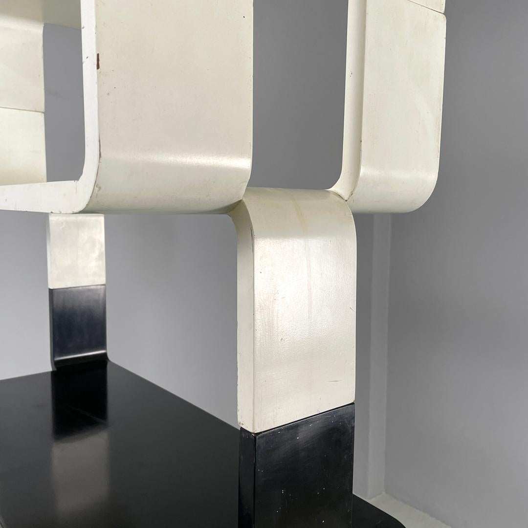 Libreria italiana post-moderna modulare a bordi curvi in legno bianco e nero, anni '80 in vendita 8