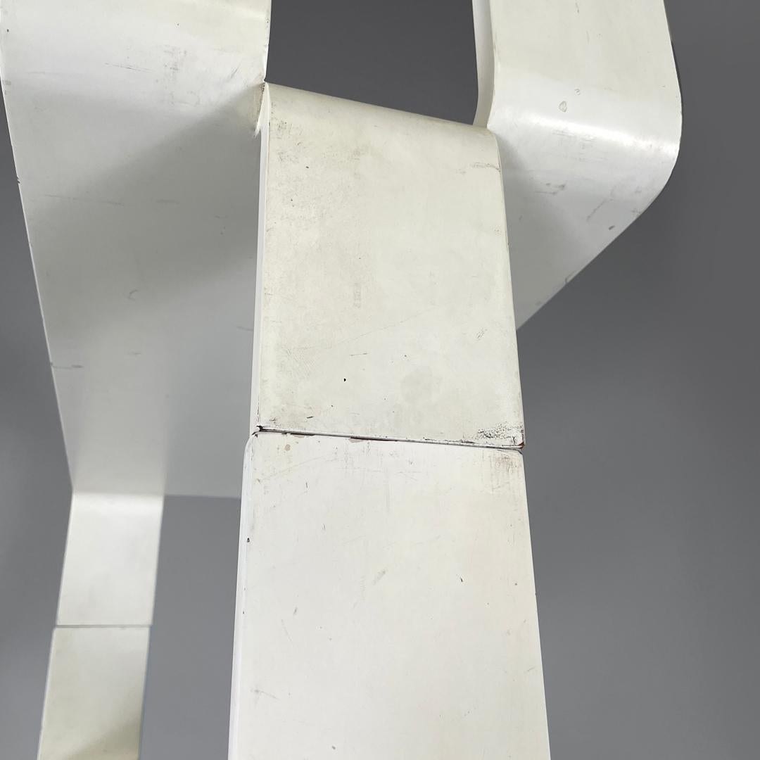 Libreria italiana post-moderna modulare a bordi curvi in legno bianco e nero, anni '80 in vendita 9