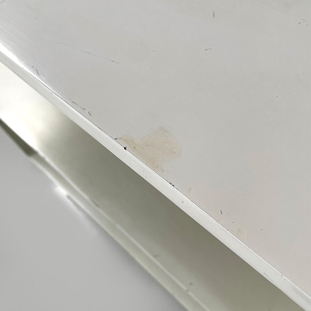 Libreria italiana post-moderna modulare a bordi curvi in legno bianco e nero, anni '80 in vendita 10