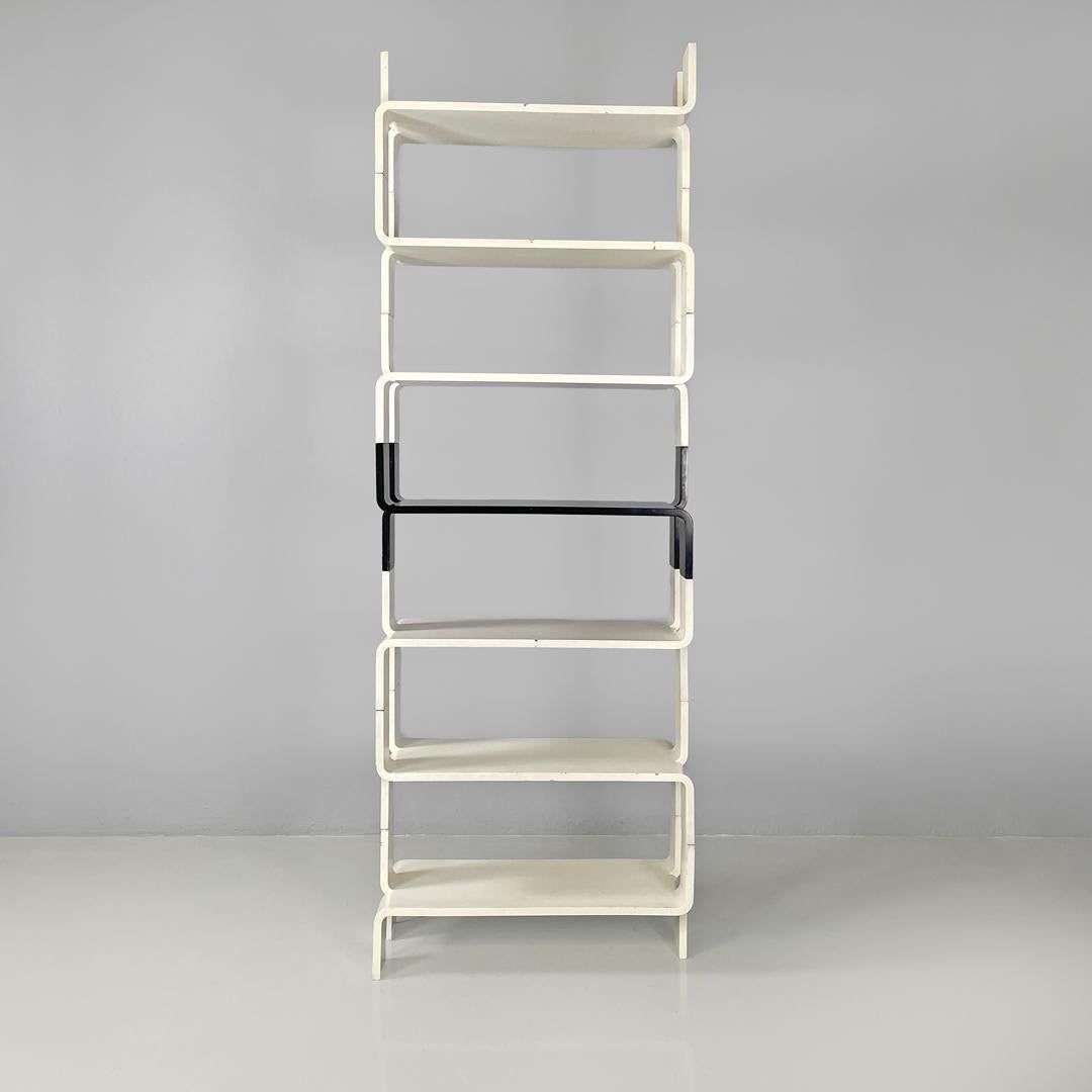 Libreria italiana post-moderna modulare a bordi curvi in legno bianco e nero, anni '80
Libreria modulare in legno laccato bianco e nero con finitura opaca. I moduli, che costituiscono sia la struttura che i ripiani, hanno forme curve e arrotondate e
